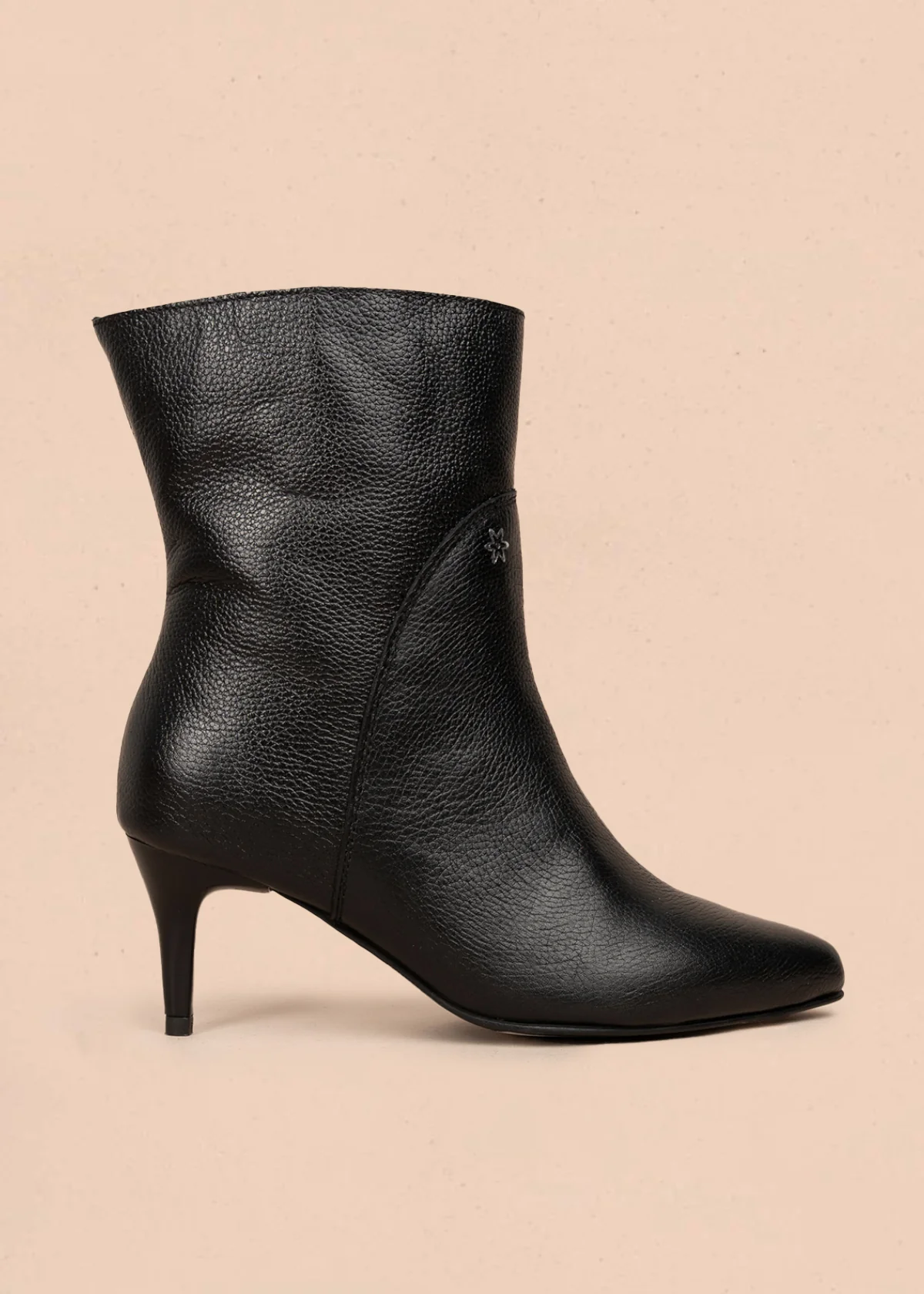 Bota en cuero color negro con punta fina y tacón delgado 106163