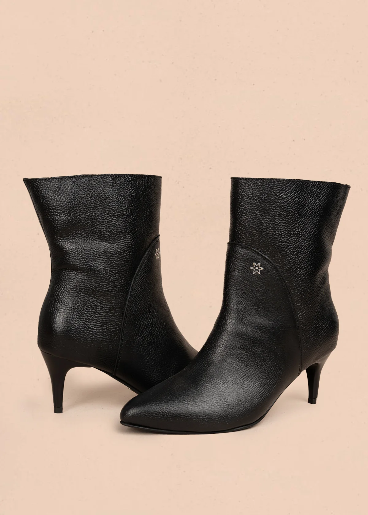 Bota en cuero color negro con punta fina y tacón delgado 106163 - Image 3