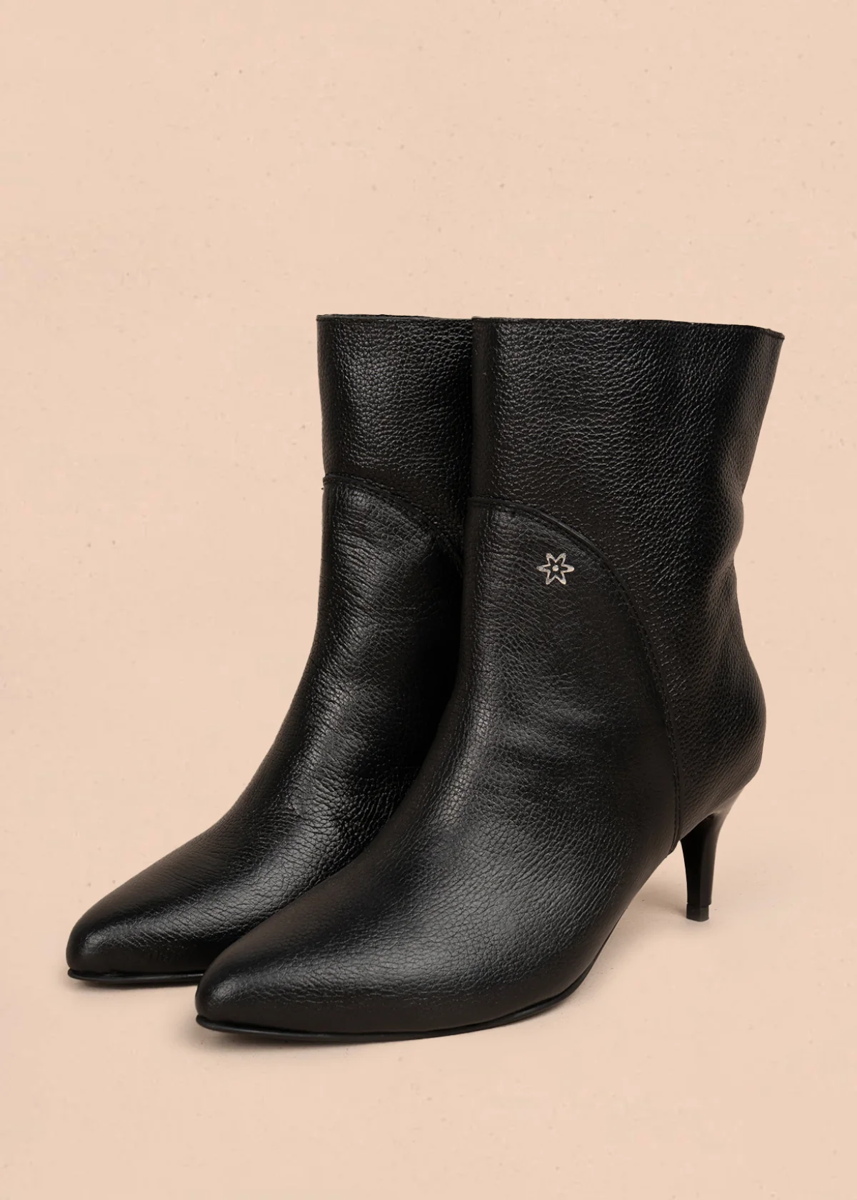 Bota en cuero color negro con punta fina y tacón delgado 106163 - Image 4