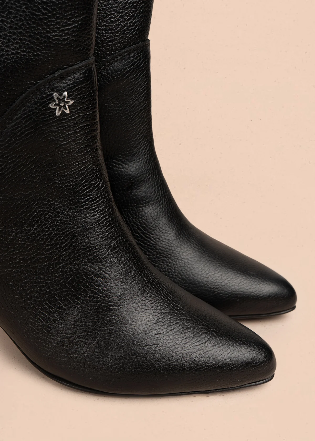 Bota en cuero color negro con punta fina y tacón delgado 106163 - Image 6