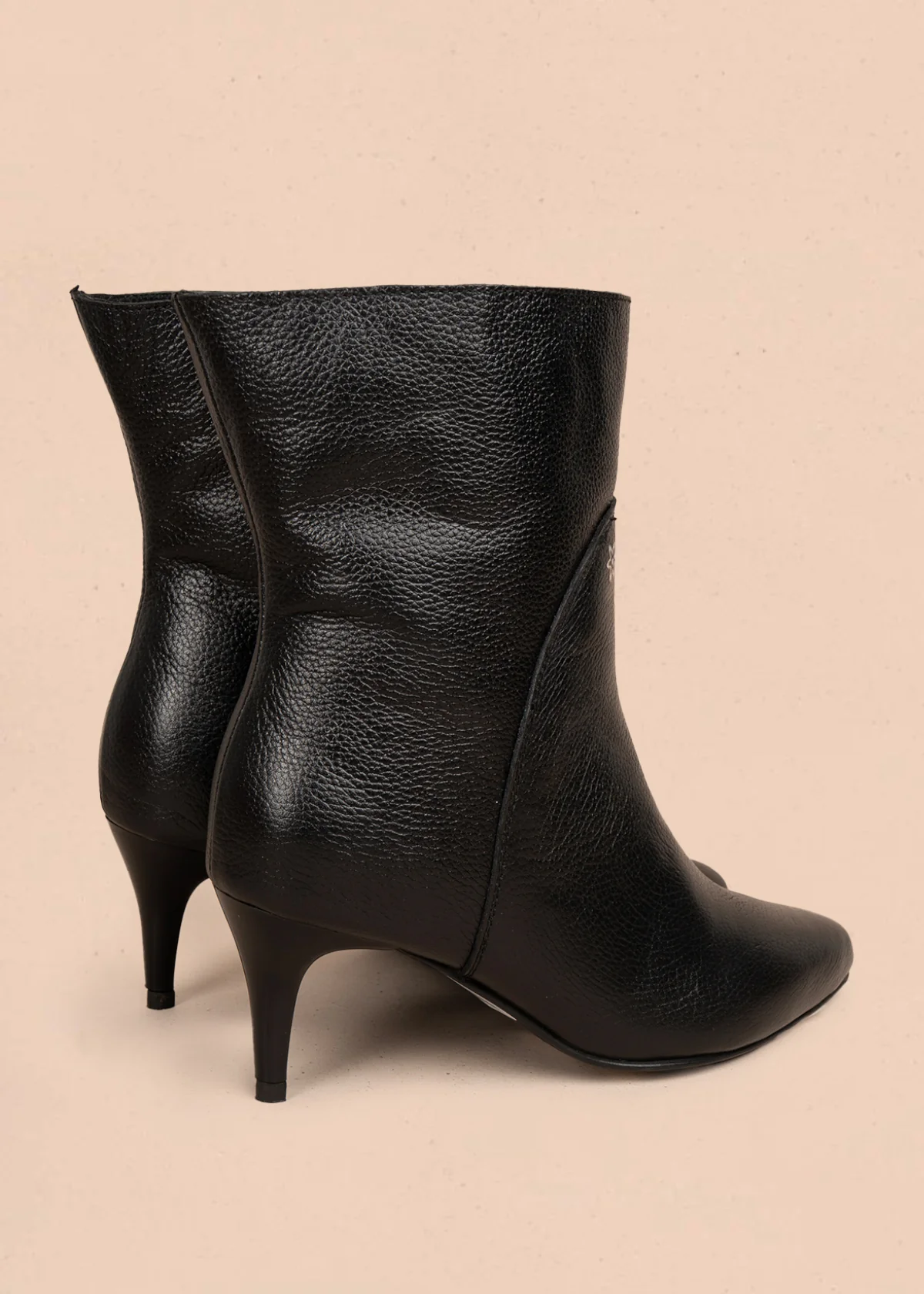 Bota en cuero color negro con punta fina y tacón delgado 106163 - Image 7