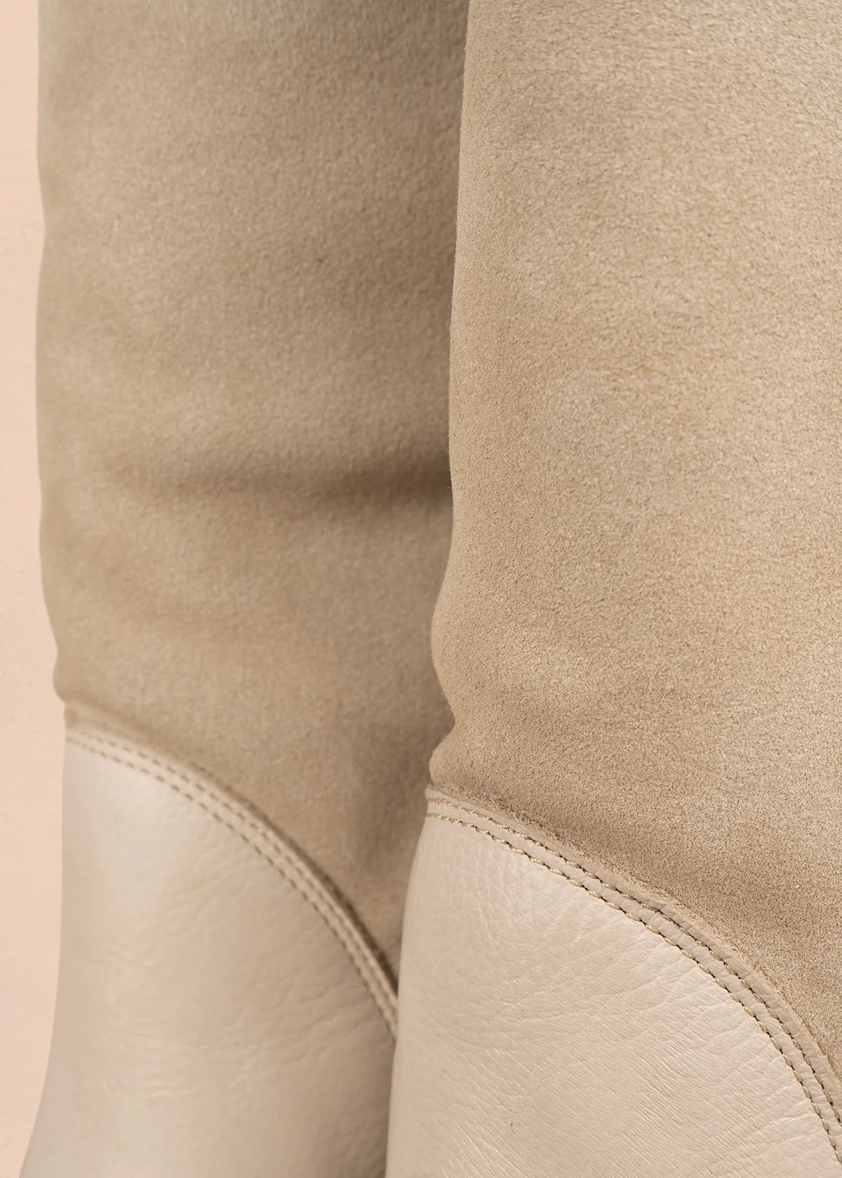 Botas en cuero color talco con caña alta en gamuza y detalle cowboy 106164 - Image 6
