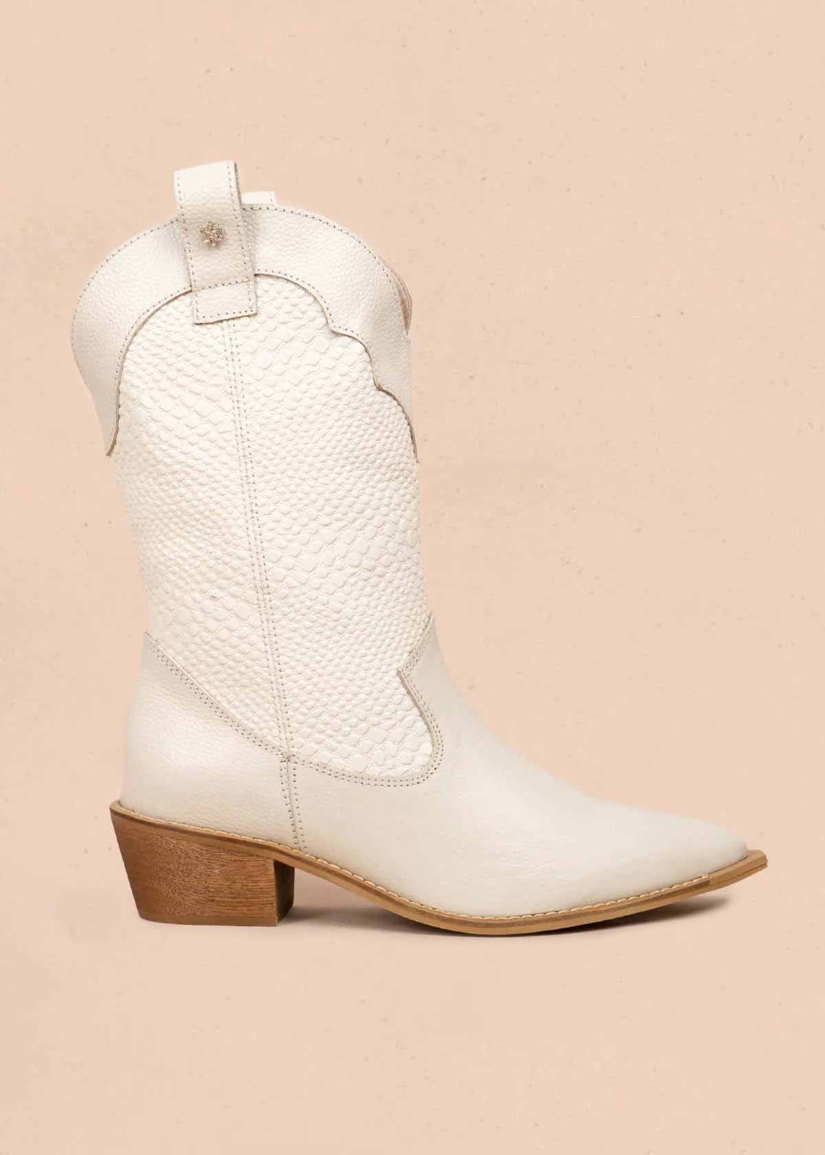 Bota texana en cuero color beige con texturizado croco 105905