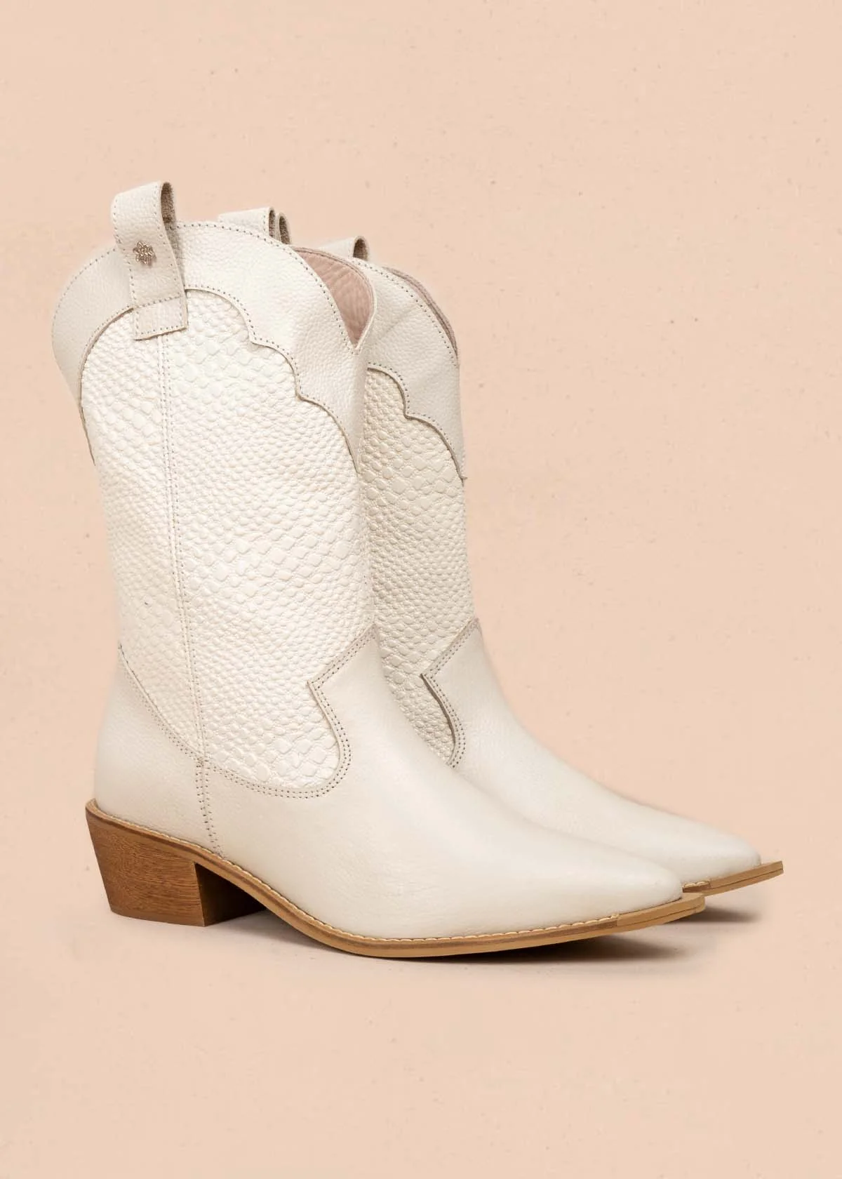 Bota texana en cuero color beige con texturizado croco 105905 - Image 6