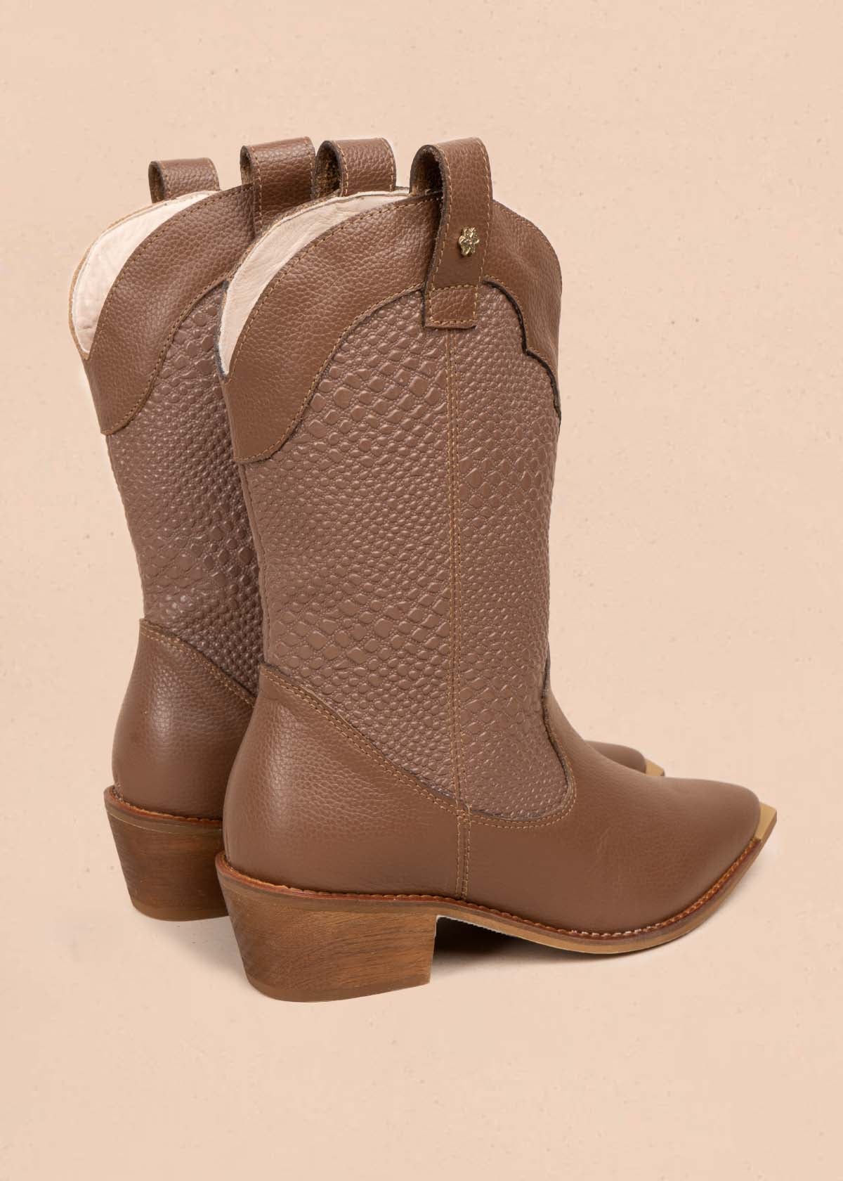 Bota texana en cuero color café con texturizado croco 105905 - Image 2