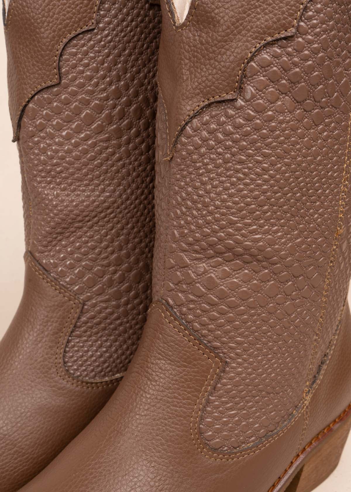Bota texana en cuero color café con texturizado croco 105905 - Image 6
