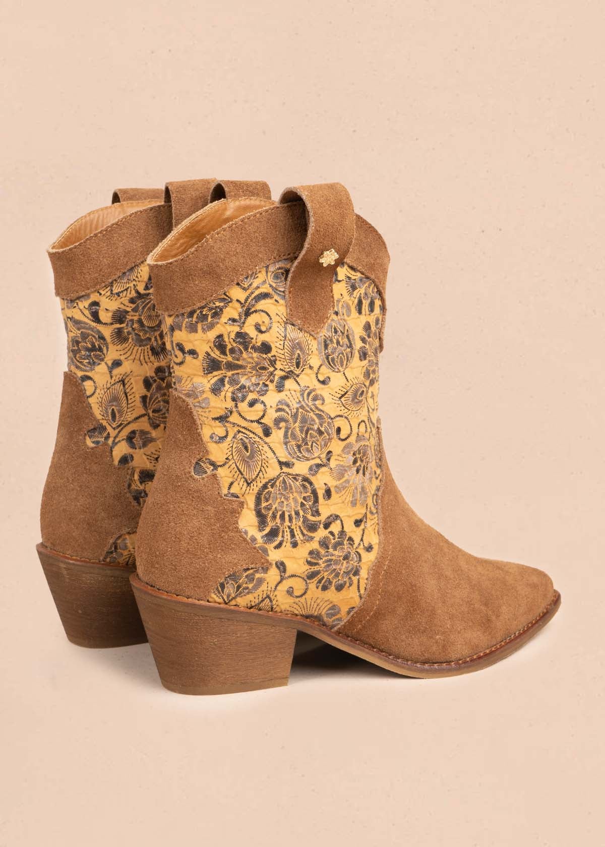 Bota texana en cuero color miel con bordado floral 105904 - Image 4