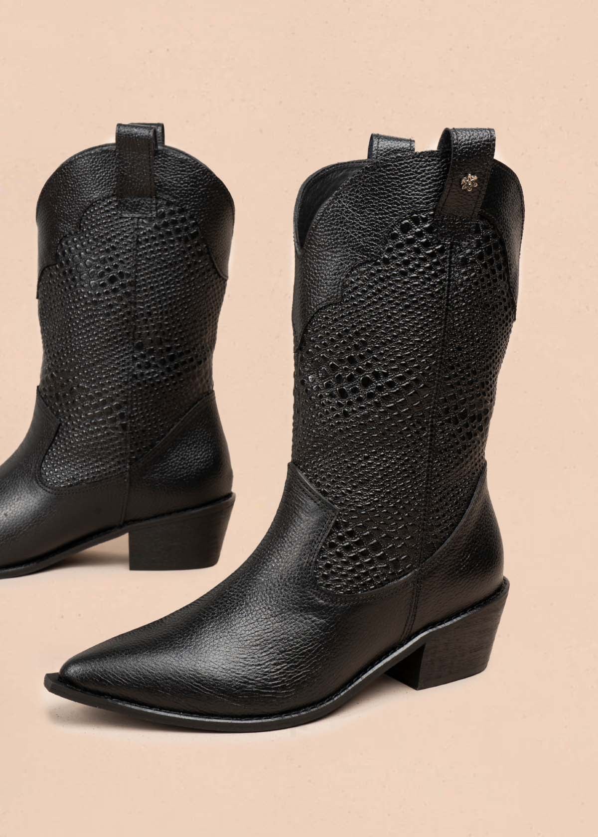 Bota texana en cuero color negro con texturizado croco 105905 - Image 2