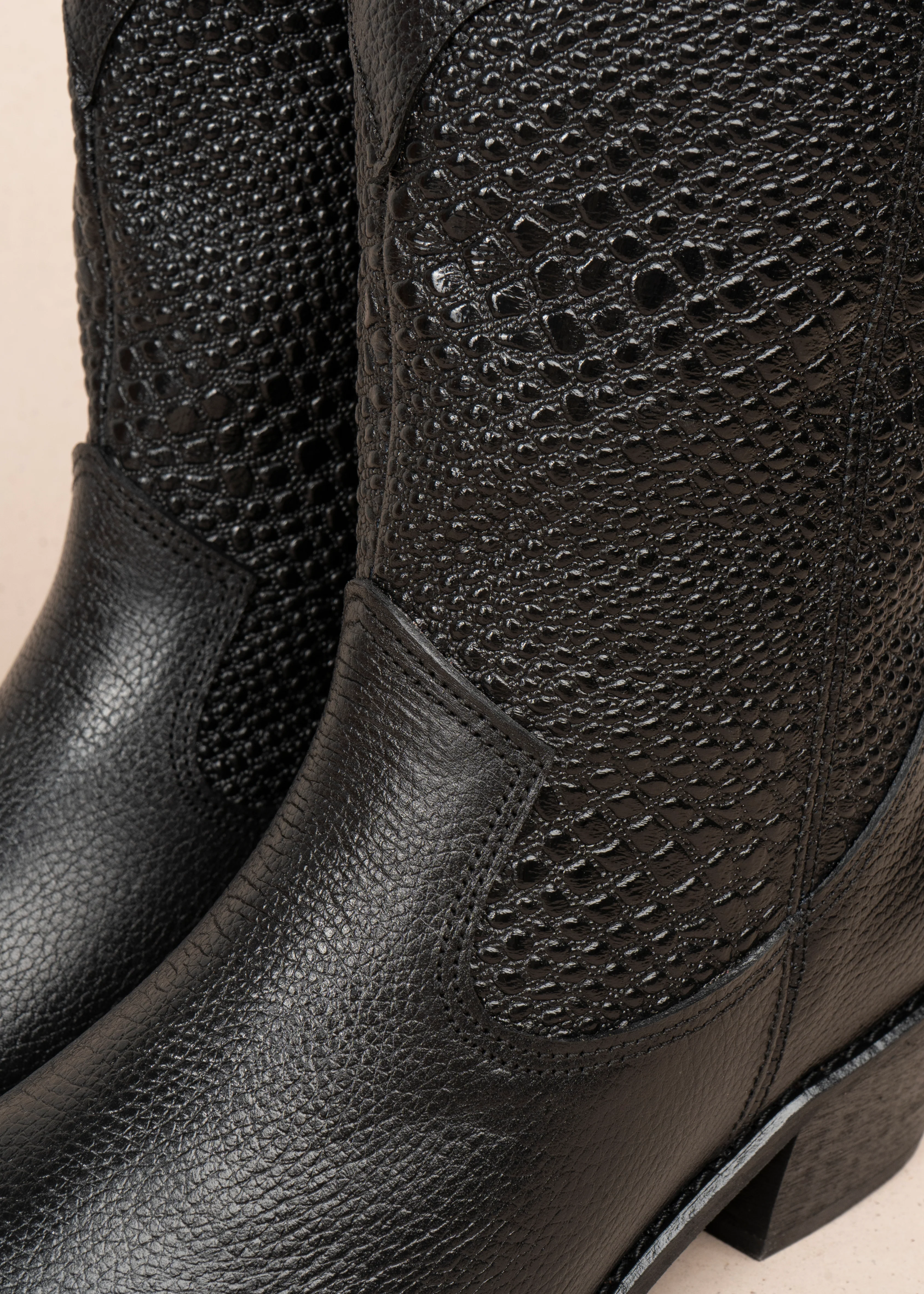 Bota texana en cuero color negro con texturizado croco 105905 - Image 3