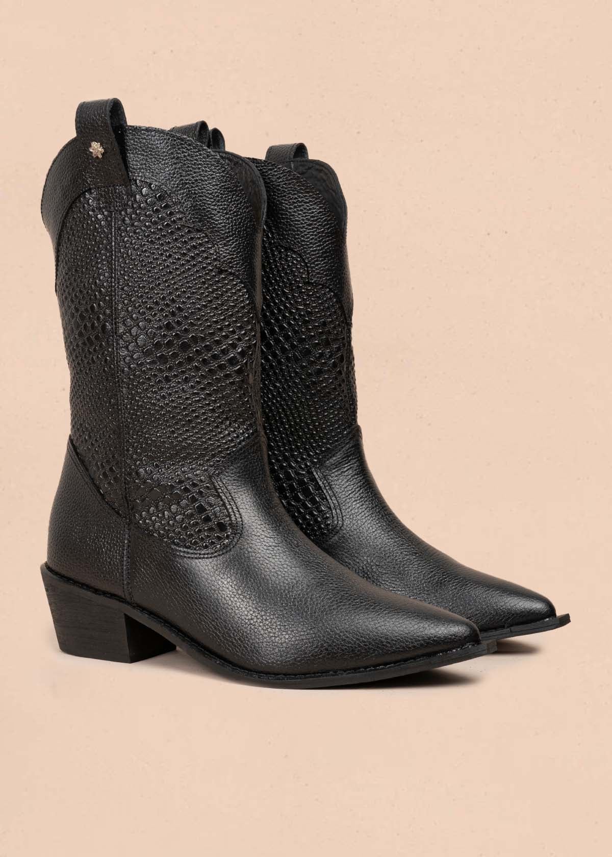 Bota texana en cuero color negro con texturizado croco 105905 - Image 5