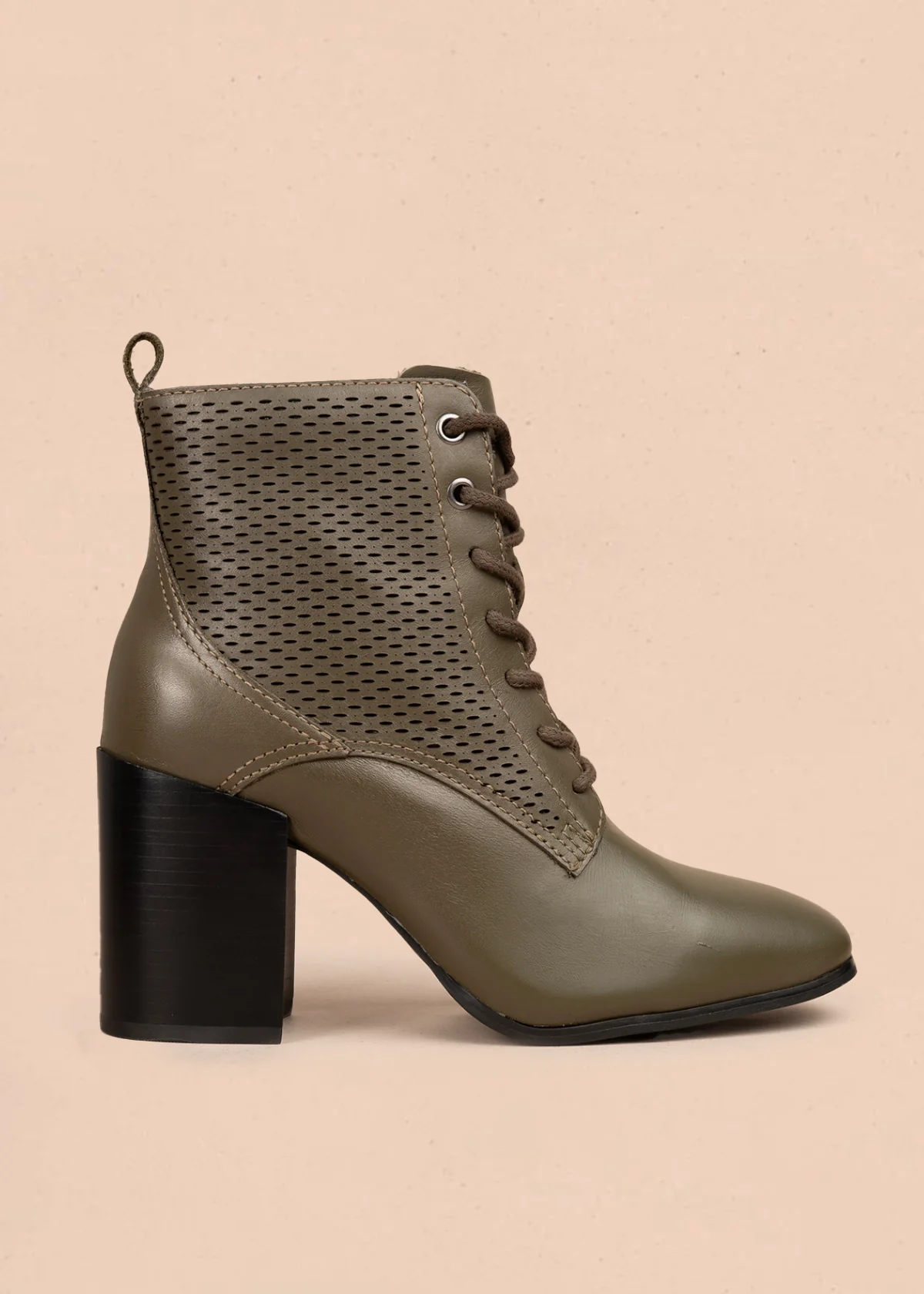 Bota en cuero color verde con tacón alto y diseño troquelado 105946