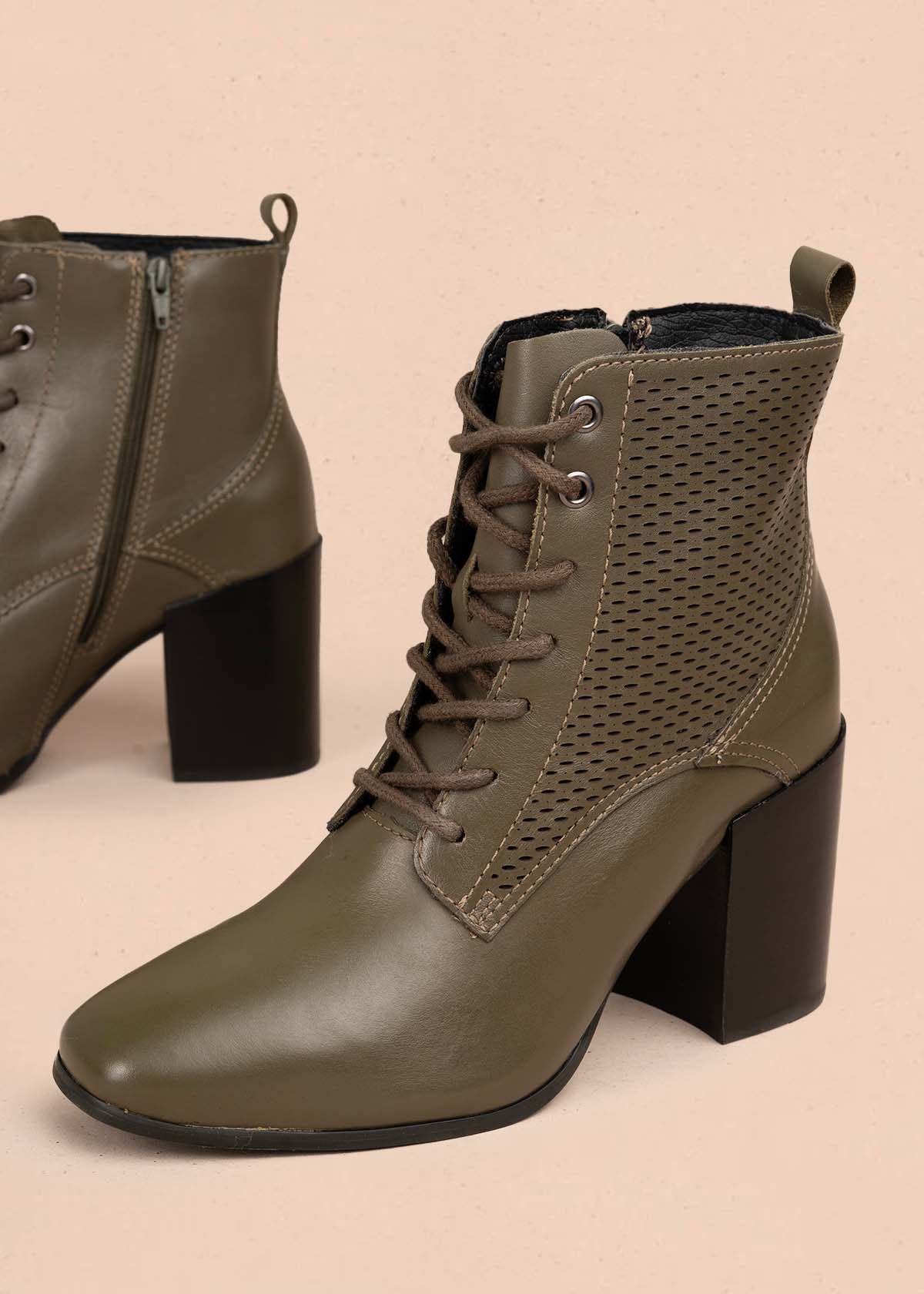 Bota en cuero color verde con tacón alto y diseño troquelado 105946 - Image 3