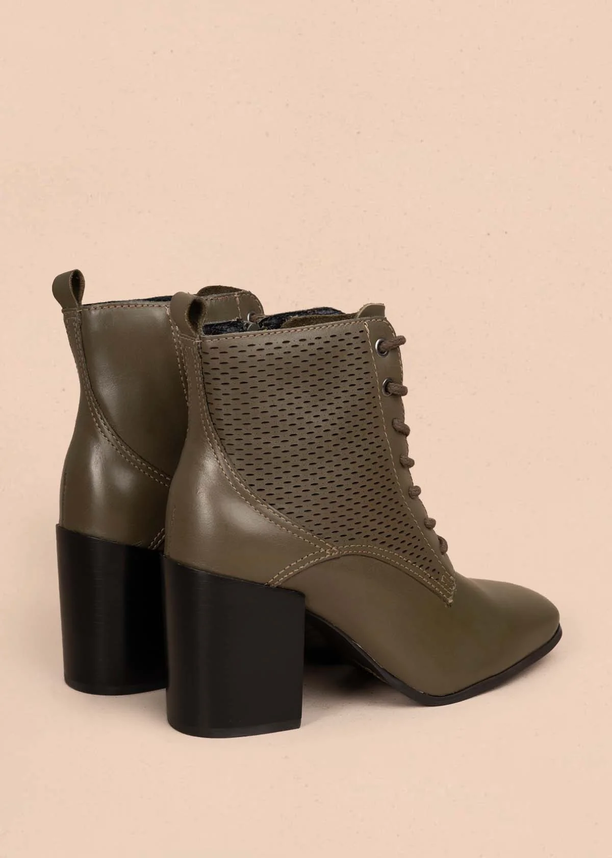 Bota en cuero color verde con tacón alto y diseño troquelado 105946 - Image 5