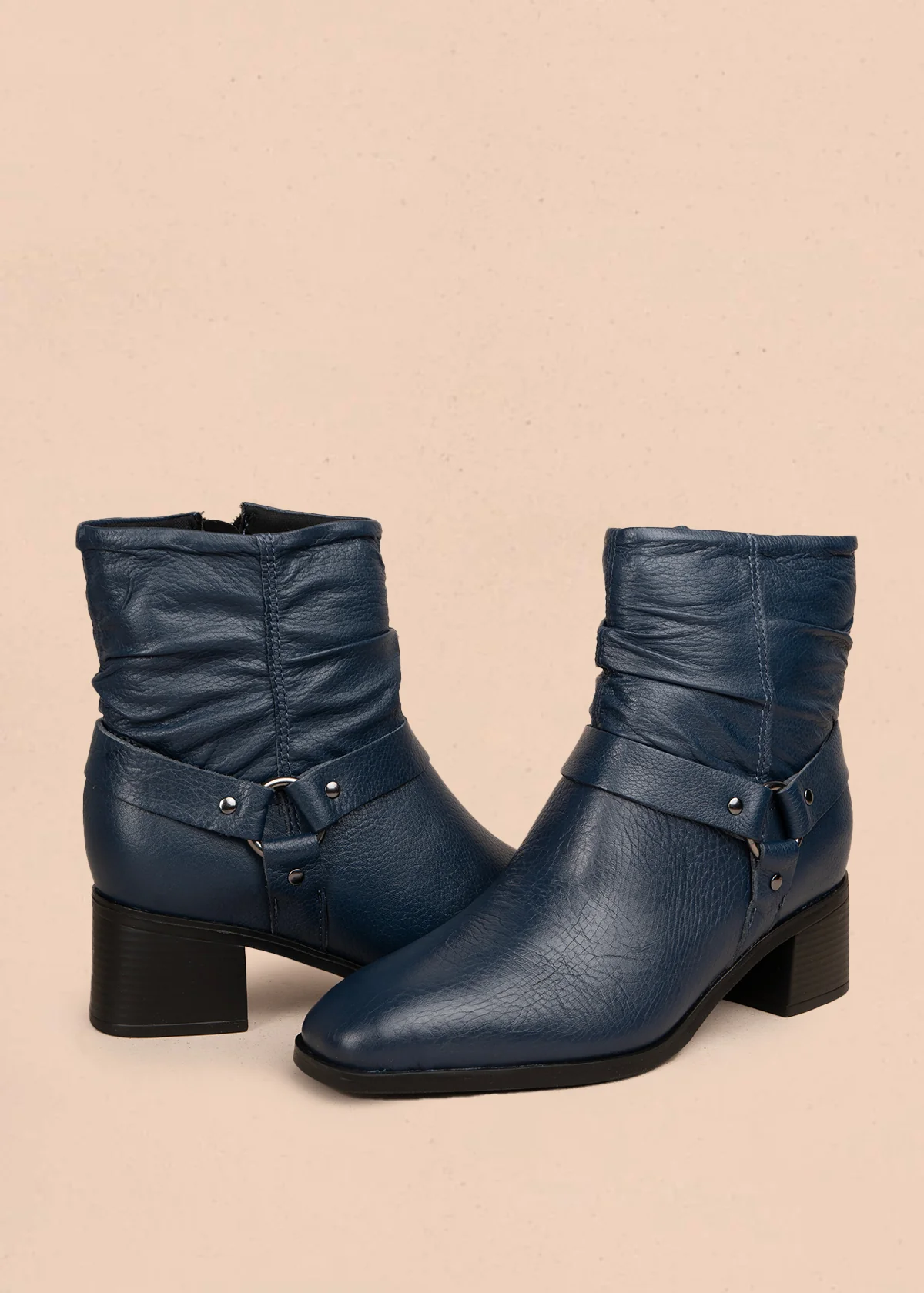 Bota en cuero color azul oscuro con efecto arrugado y detalles en metal 105945 - Image 2