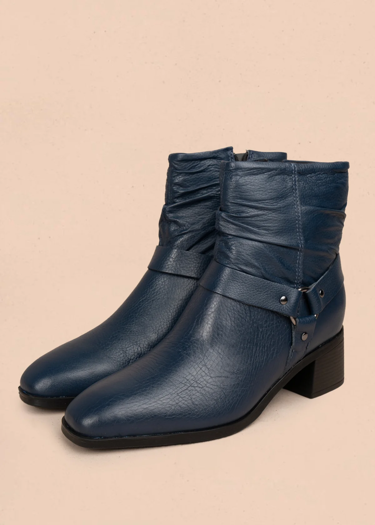 Bota en cuero color azul oscuro con efecto arrugado y detalles en metal 105945 - Image 3