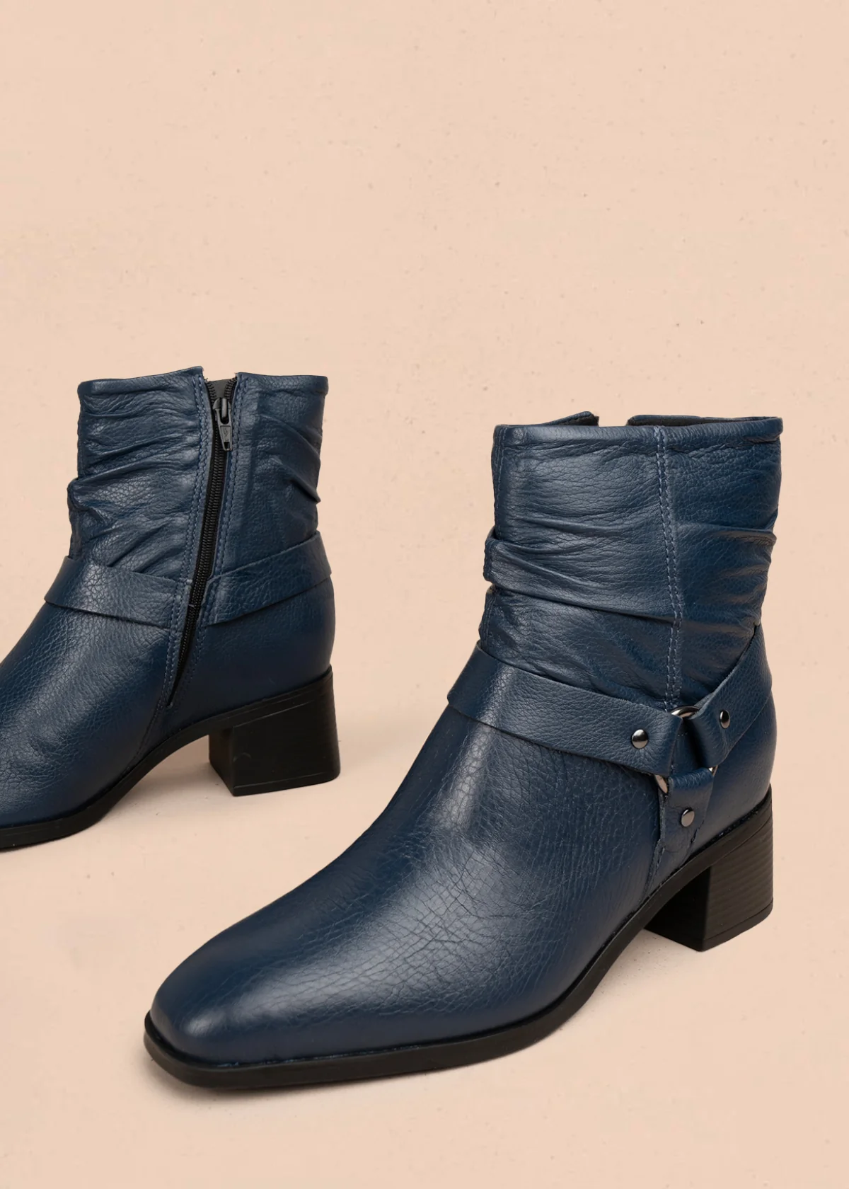 Bota en cuero color azul oscuro con efecto arrugado y detalles en metal 105945 - Image 4
