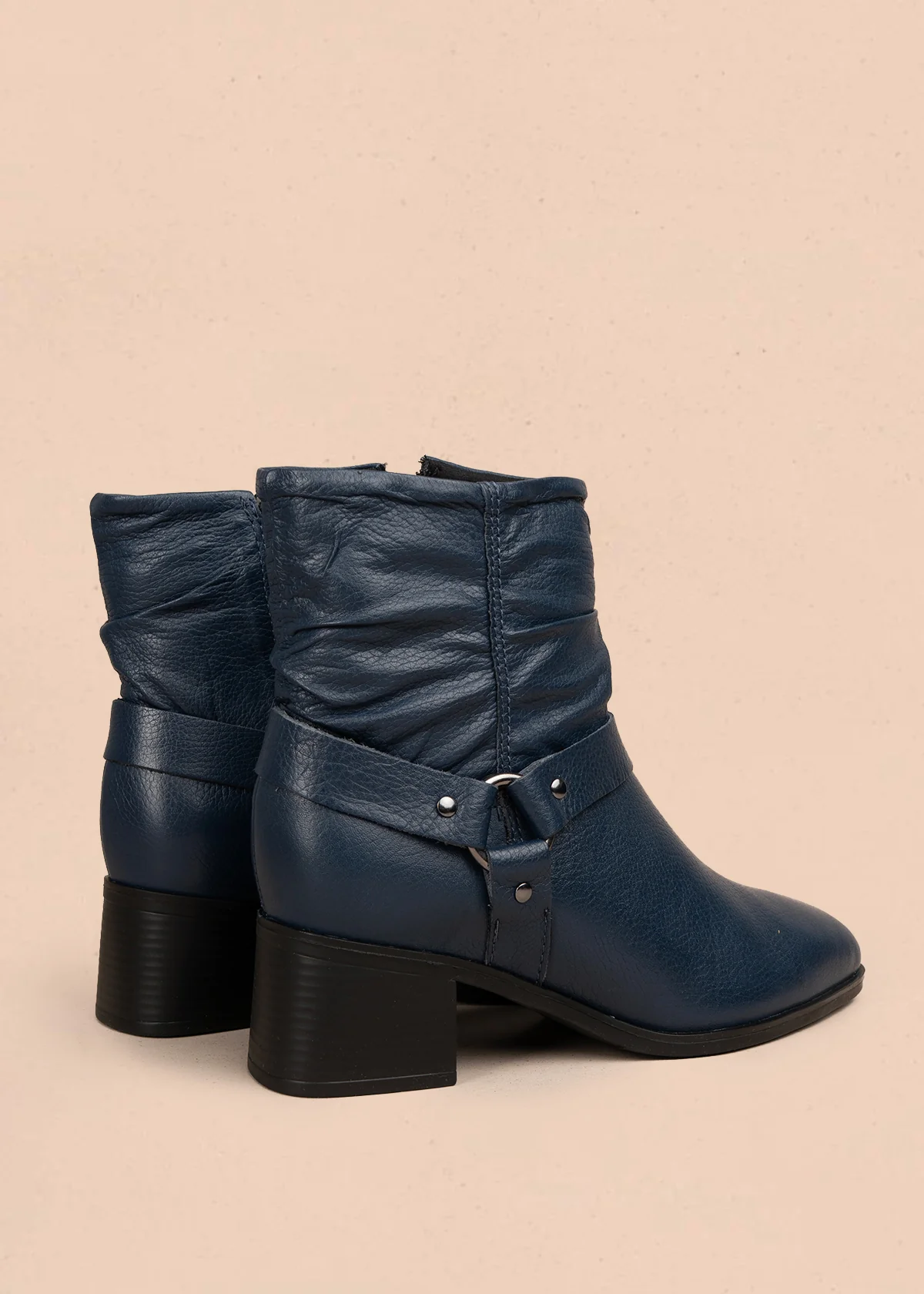 Bota en cuero color azul oscuro con efecto arrugado y detalles en metal 105945 - Image 5