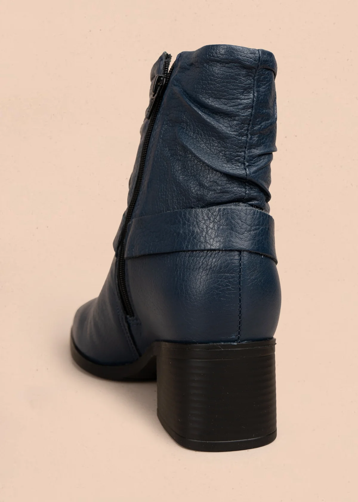 Bota en cuero color azul oscuro con efecto arrugado y detalles en metal 105945 - Image 6