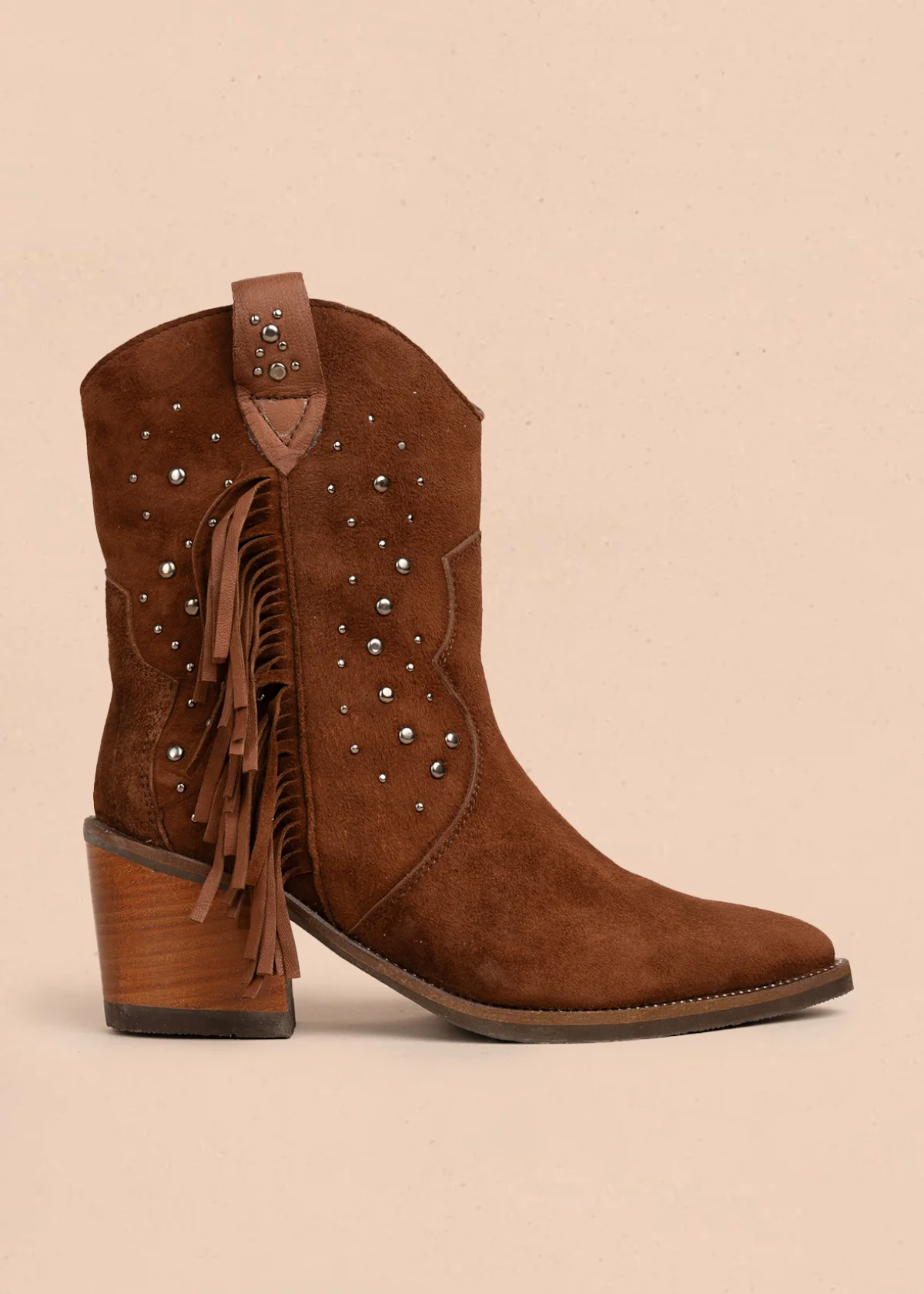 Botas en cuero color café con flecos y taches decorativos 105952