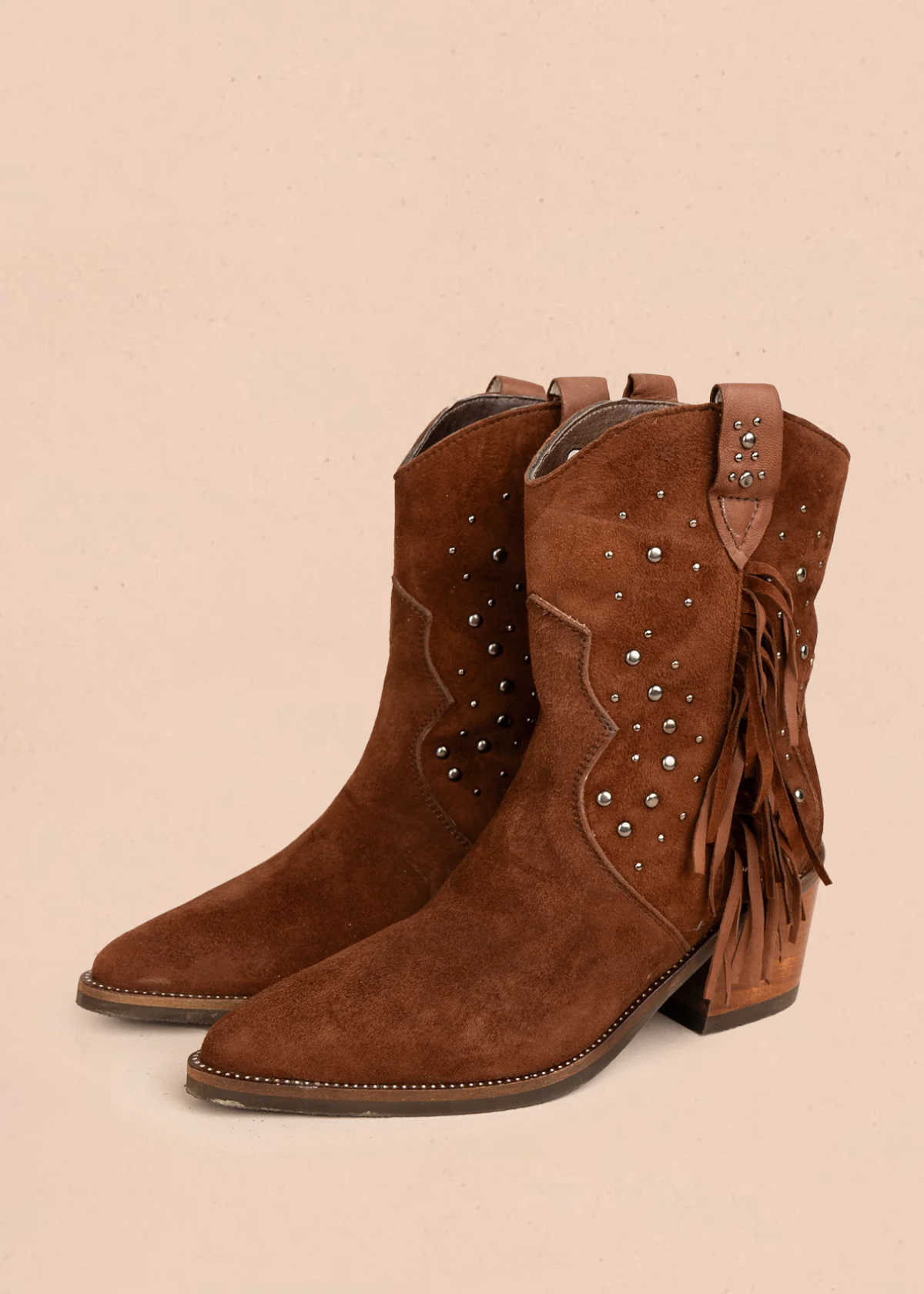 Botas en cuero color café con flecos y taches decorativos 105952 - Image 3