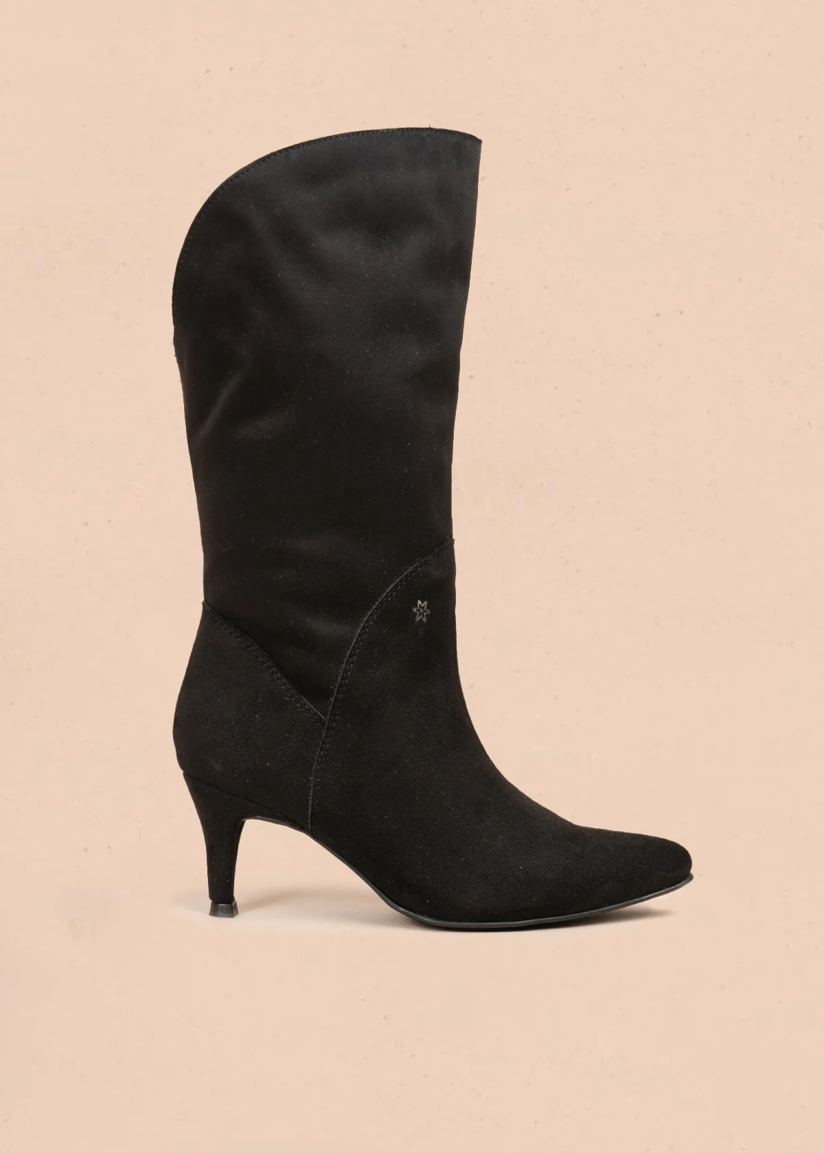 Bota color negro con tacón puntilla 105919