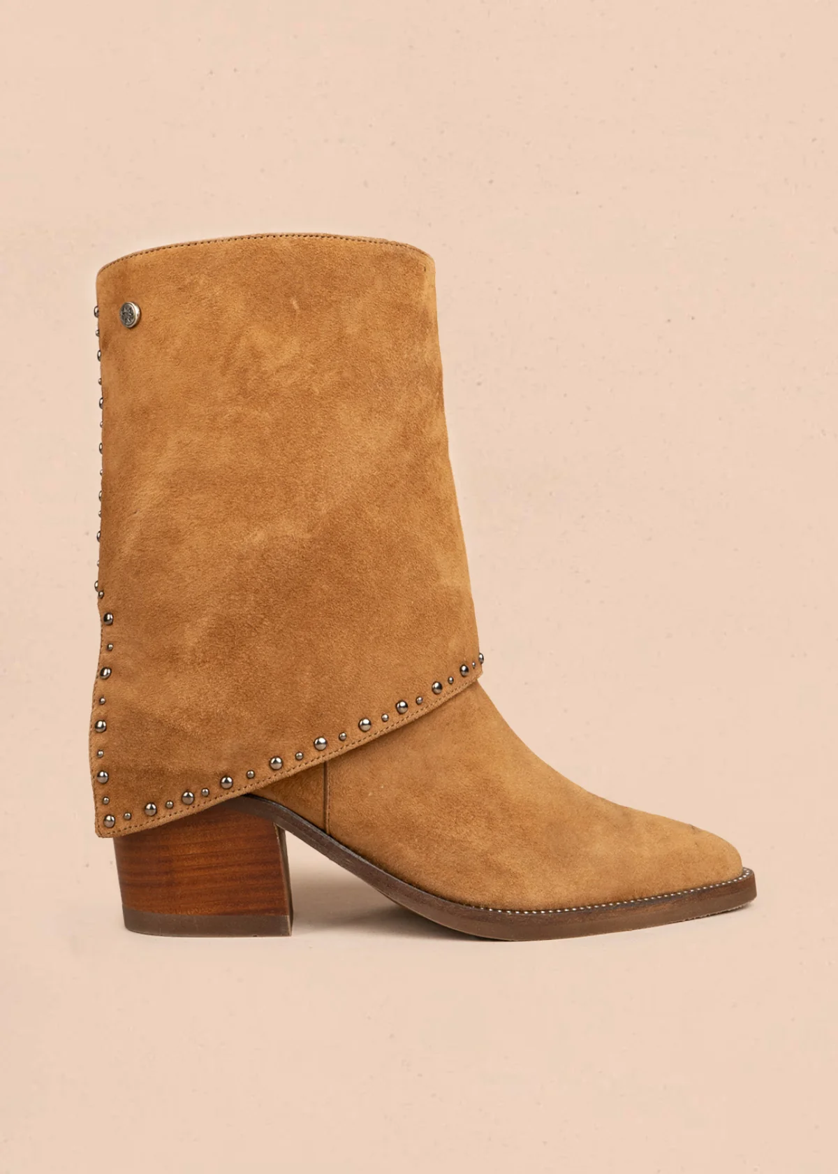 Botas en cuero color arena con solapa y tachuelas plateadas 106611