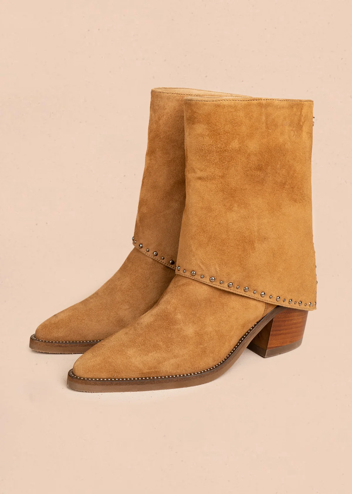 Botas en cuero color arena con solapa y tachuelas plateadas 106611 - Image 2