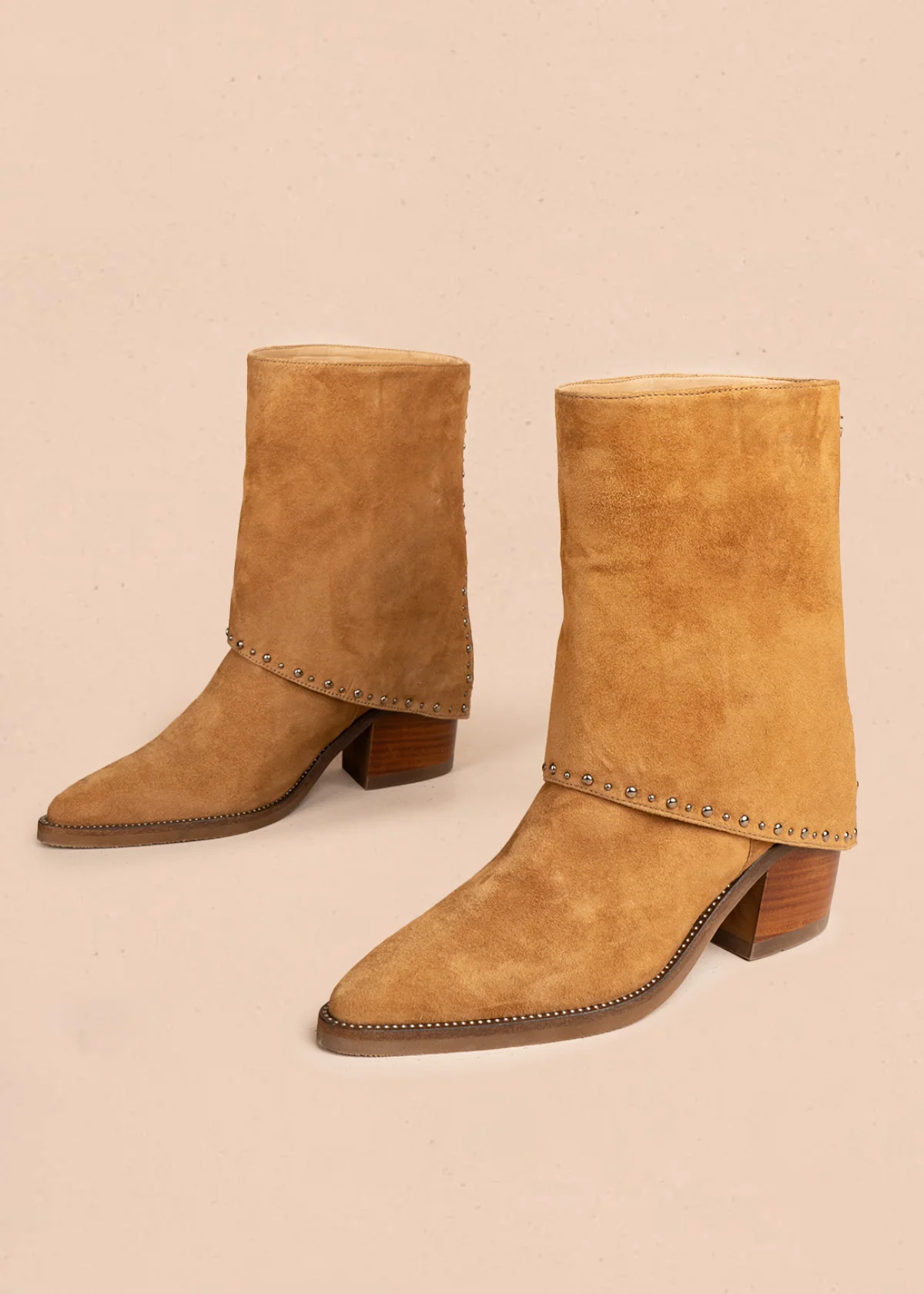 Botas en cuero color arena con solapa y tachuelas plateadas 106611 - Image 4