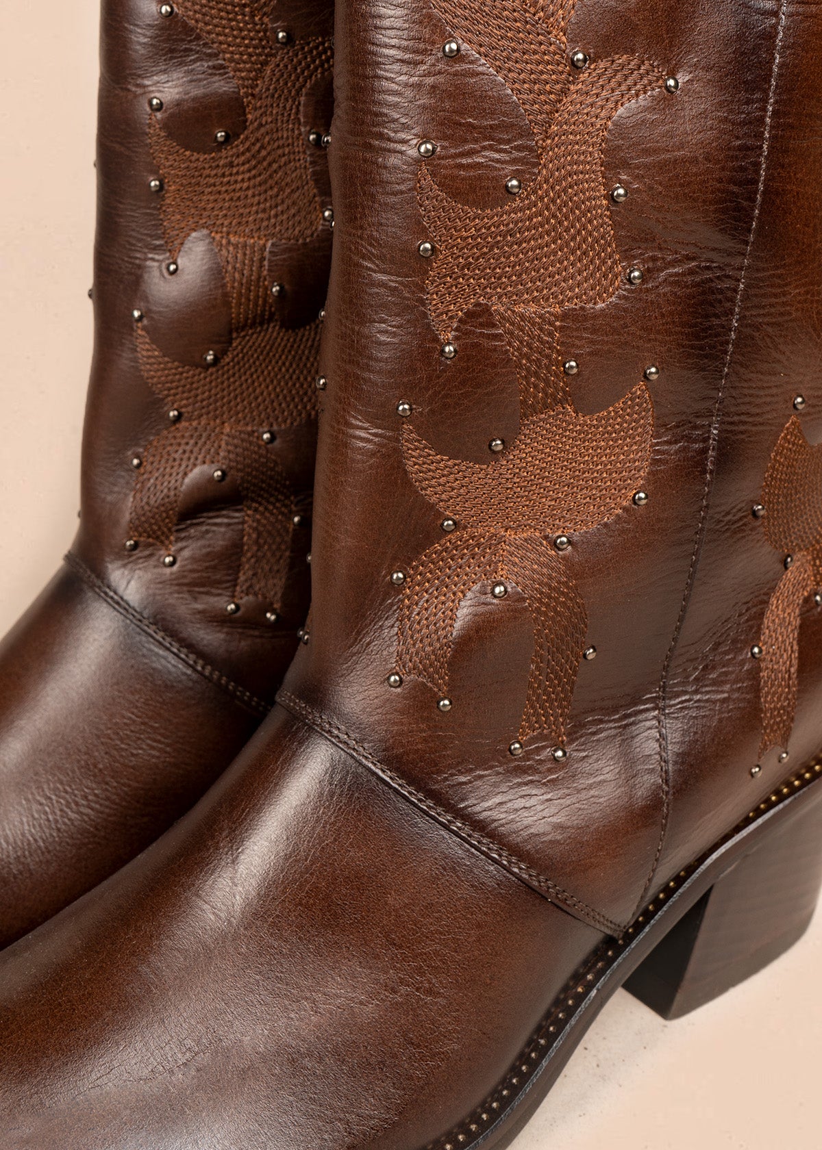 Botas texanas en cuero color café con taches 106606 - Image 3
