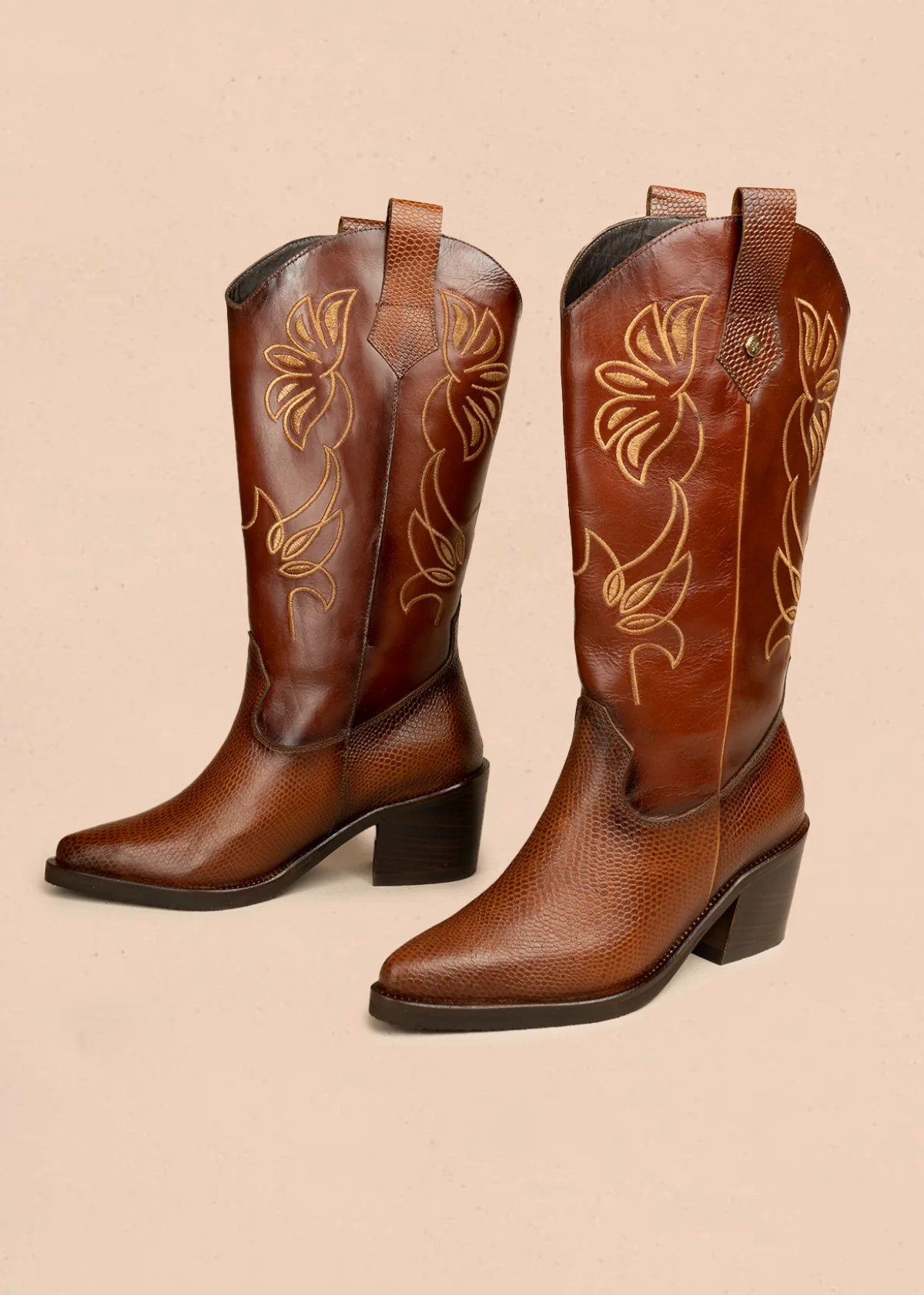 Botas texanas de cuero color miel con bordado decorativo amarillo y acabado texturizado 105963 - Image 3