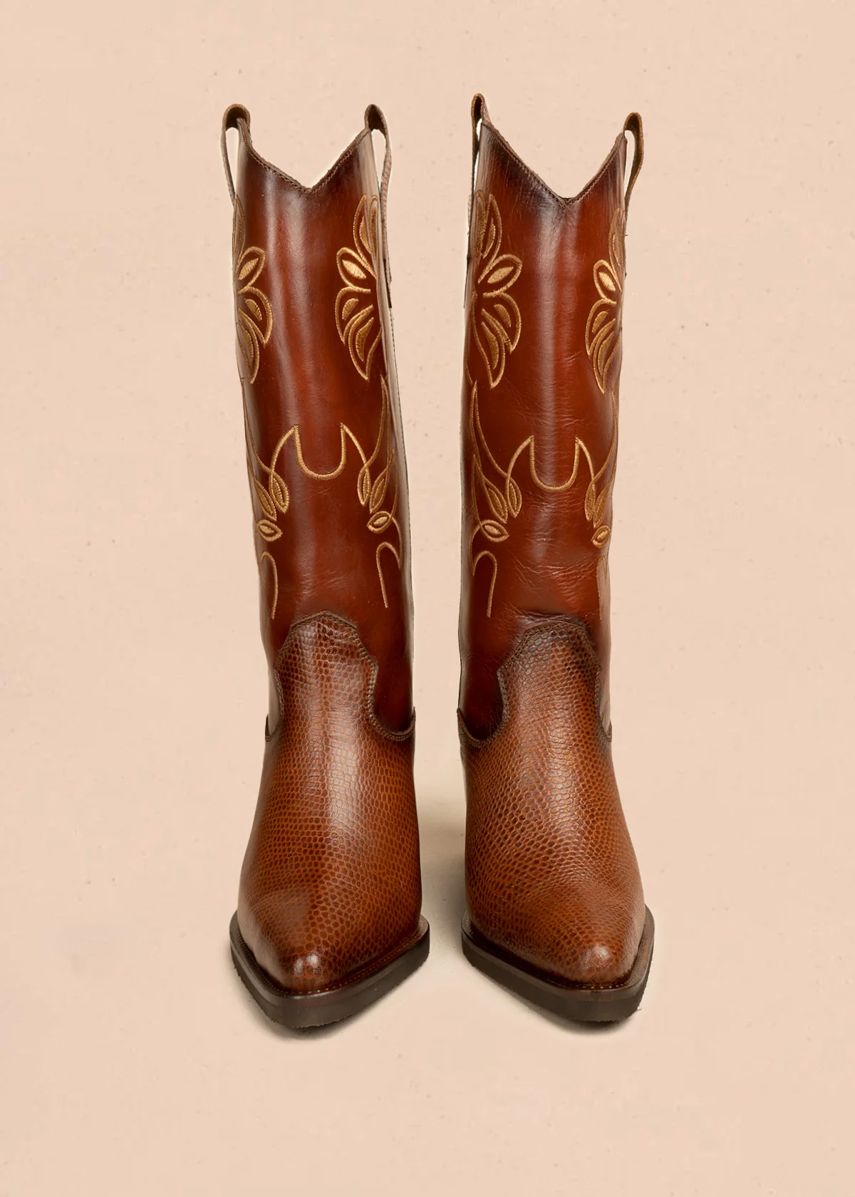 Botas texanas de cuero color miel con bordado decorativo amarillo y acabado texturizado 105963 - Image 4