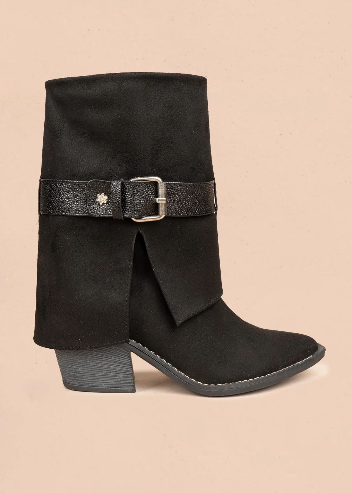 Botas color negro con caña doblada y correa con hebilla 106660