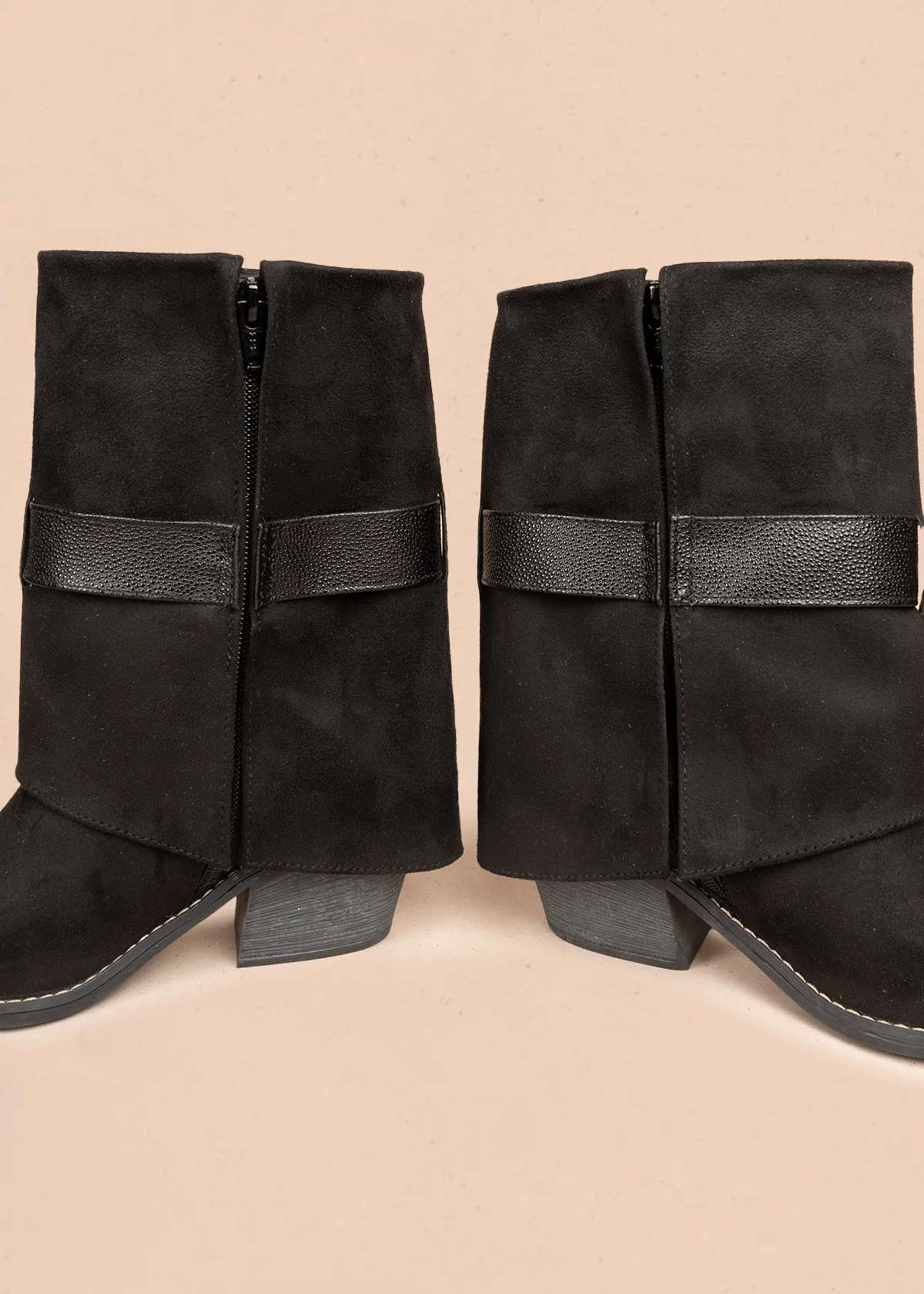Botas color negro con caña doblada y correa con hebilla 106660 - Image 3
