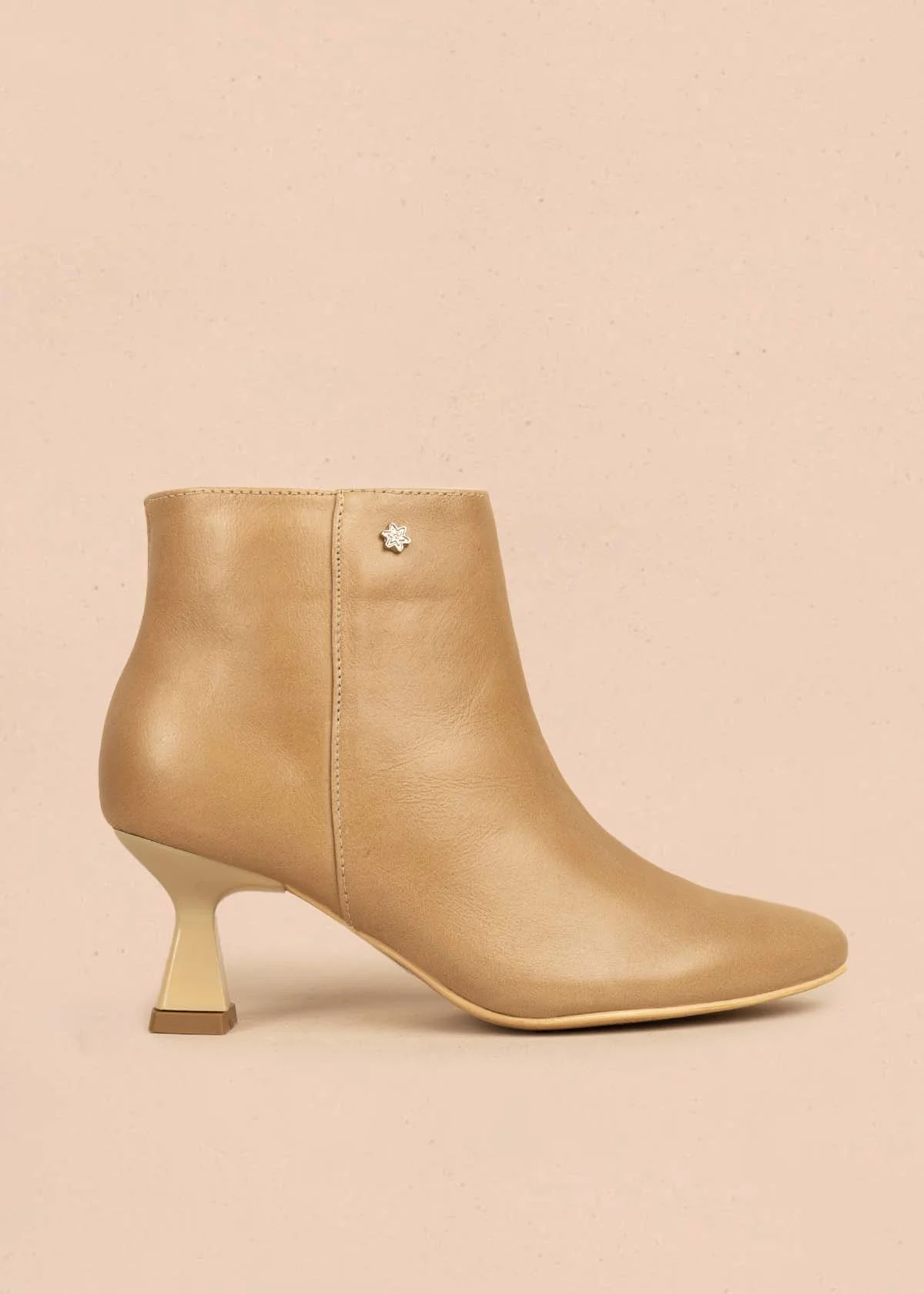 Botín en cuero color beige con tacón tipo copa 106108
