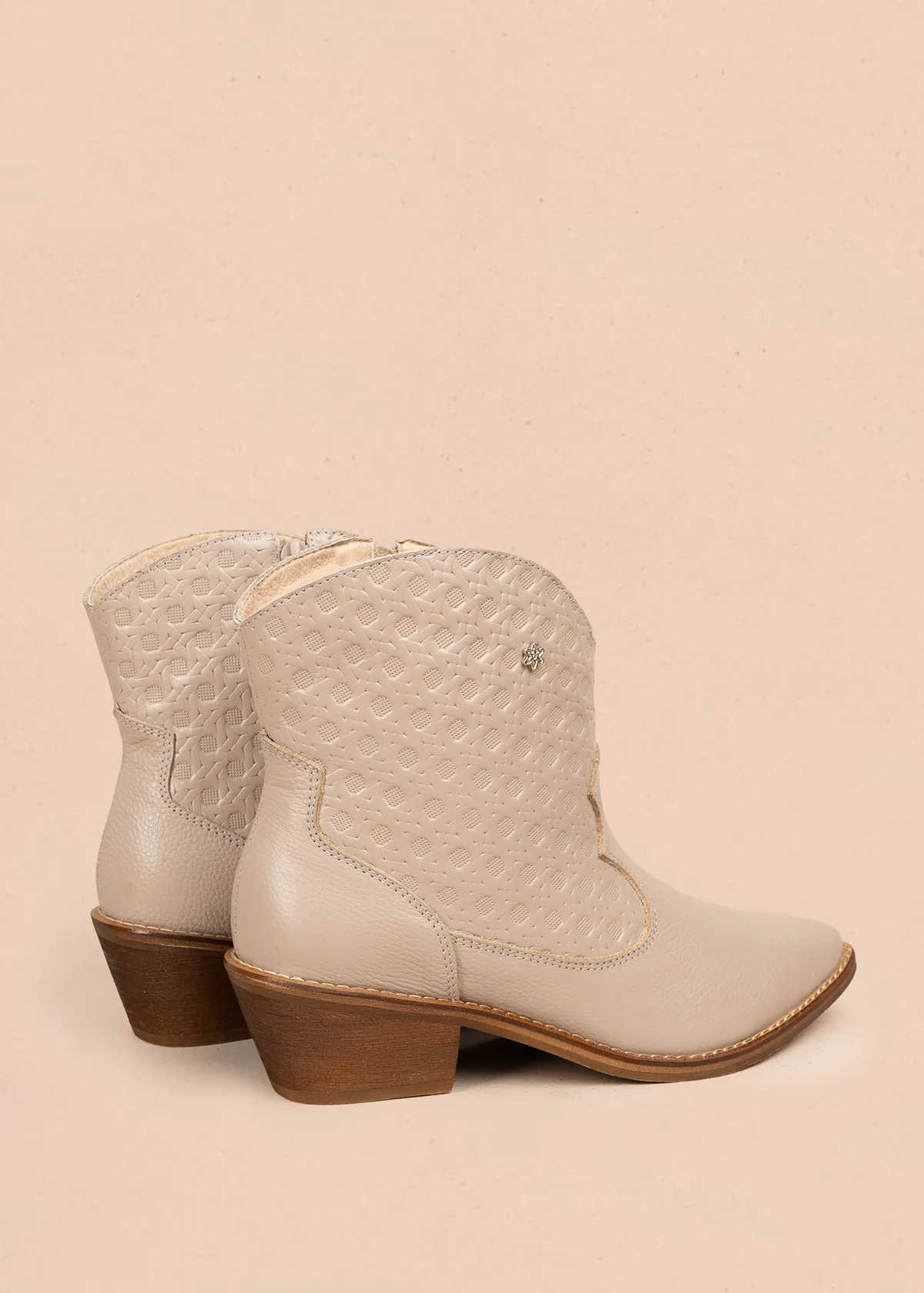 Botines en cuero color beige con texturizado 106113 - Image 3