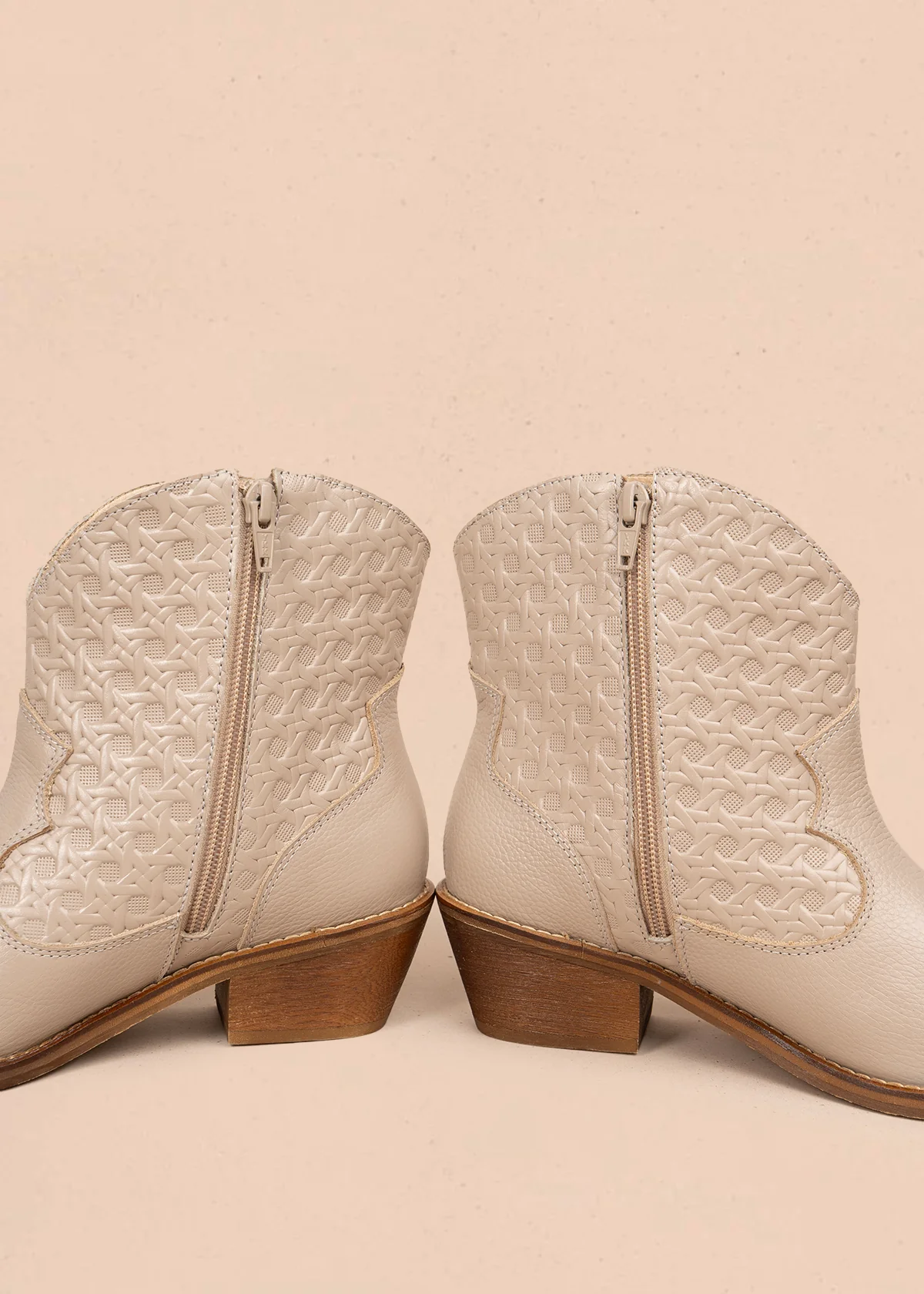 Botines en cuero color beige con texturizado 106113 - Image 4