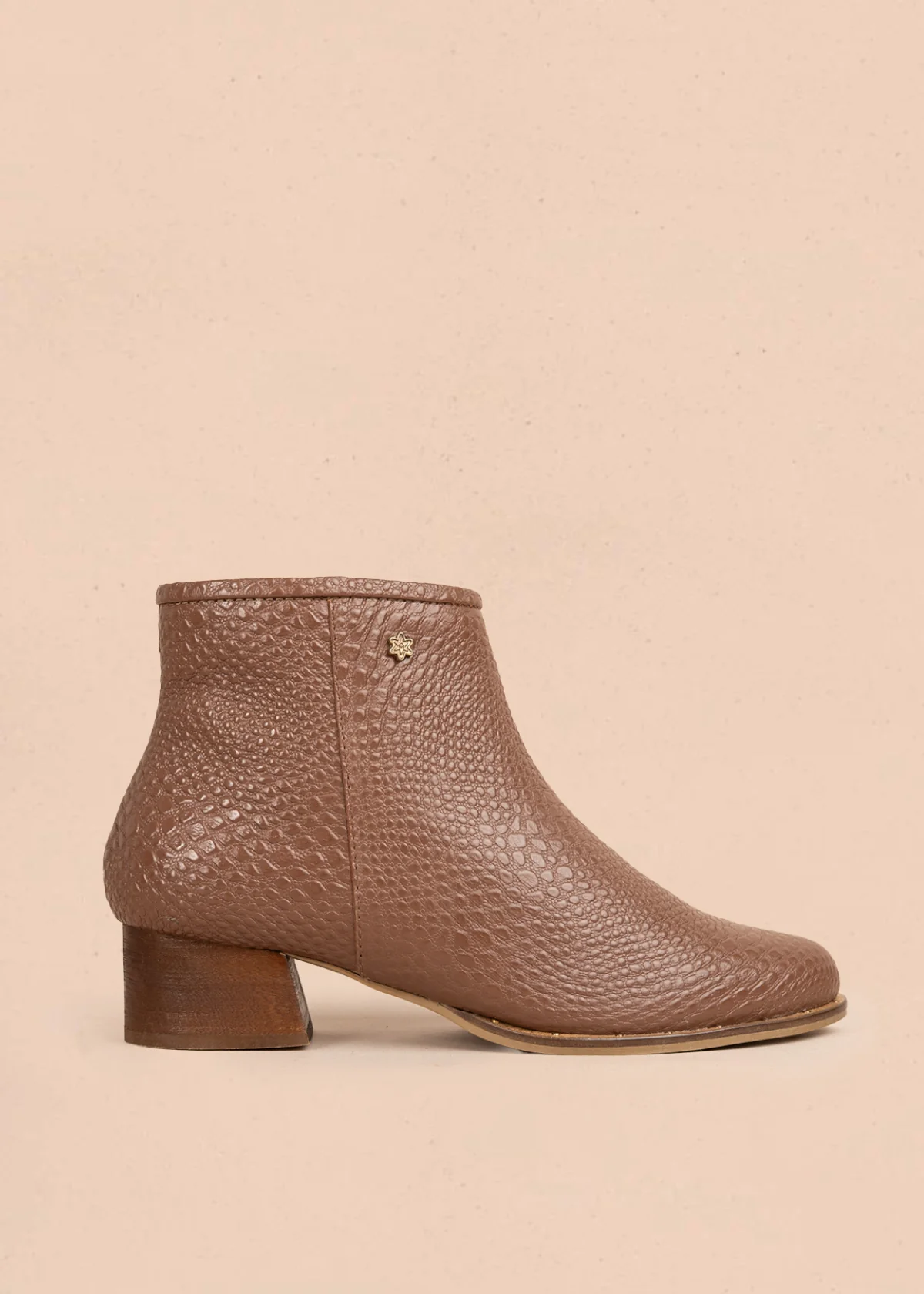 Botines en cuero color café con texturizado croco 106174