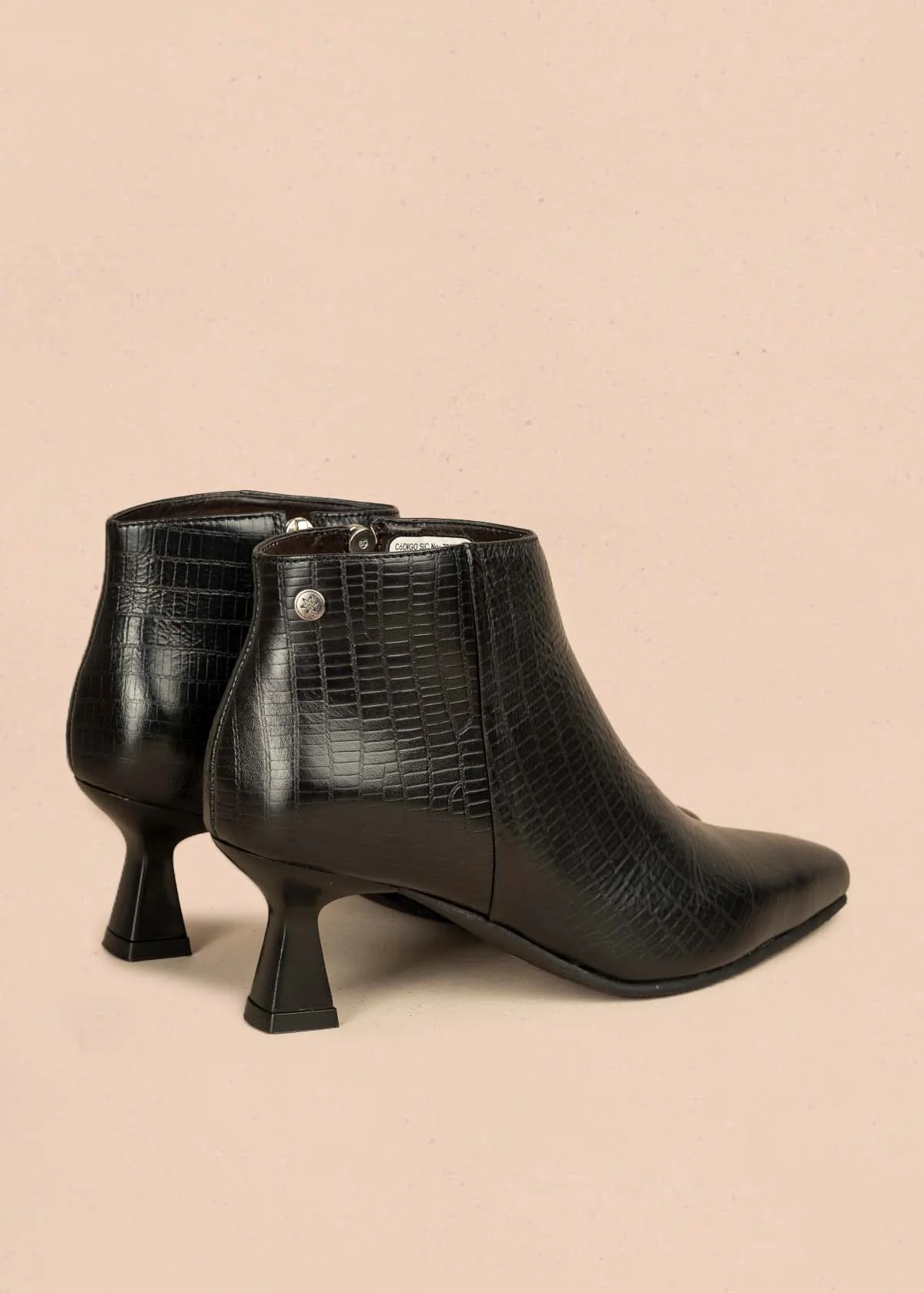 Botín en cuero color negro con textura croco y tacón en copa 105966 - Image 6
