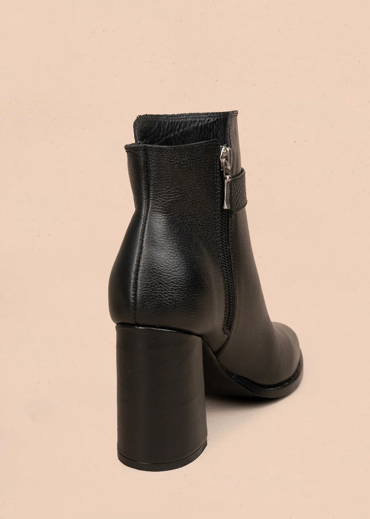 Botines en cuero color negro con correa decorativa y acabado liso 106109 - Image 4