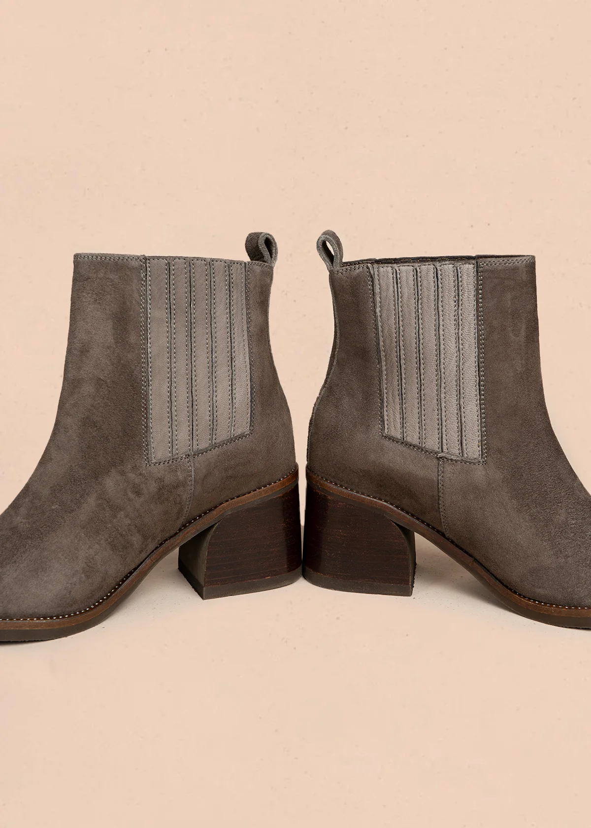 Botines de cuero gamuza color taupe con punta plateada y costura decorativa en la suela 105959 - Image 3