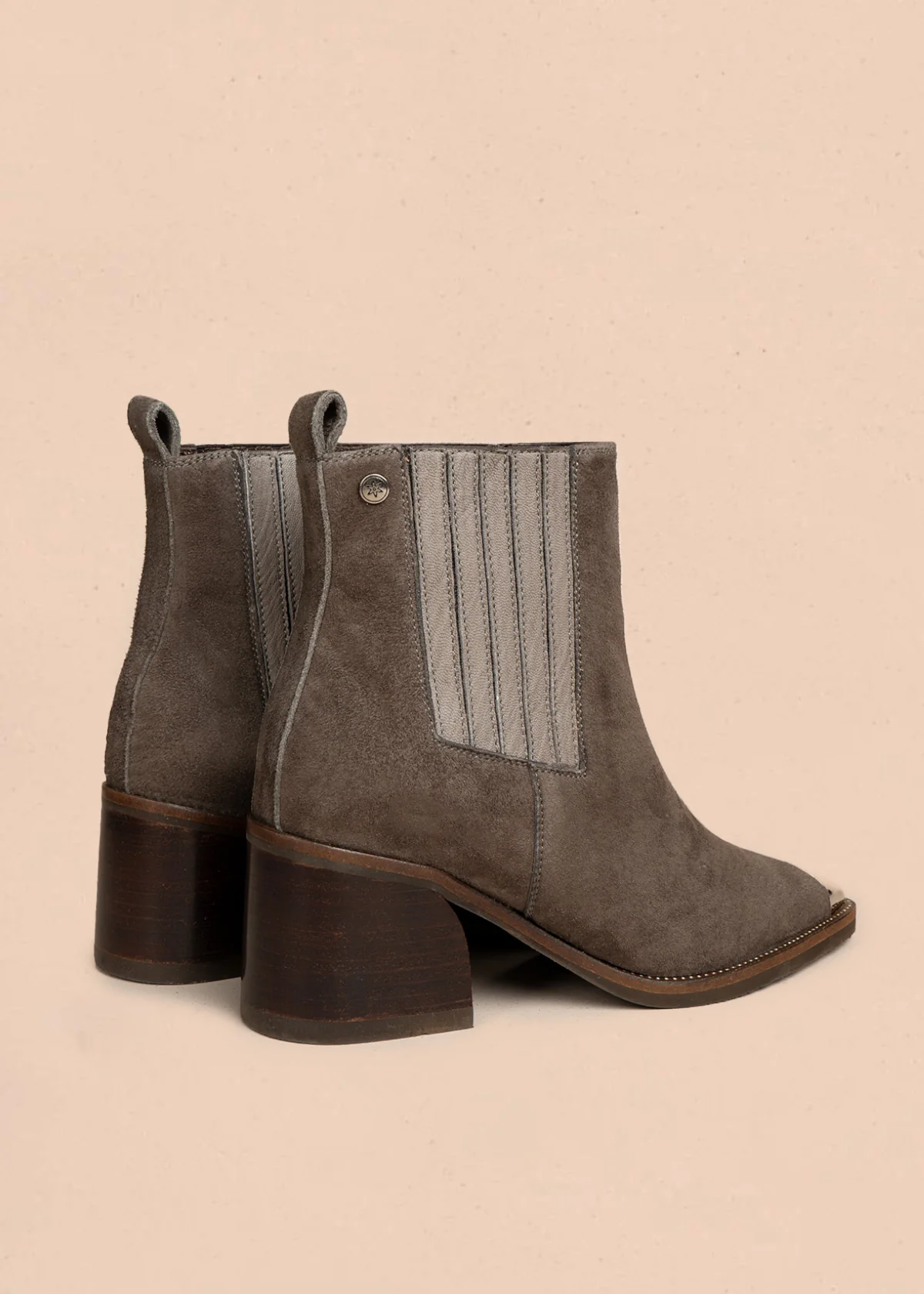 Botines de cuero gamuza color taupe con punta plateada y costura decorativa en la suela 105959 - Image 5