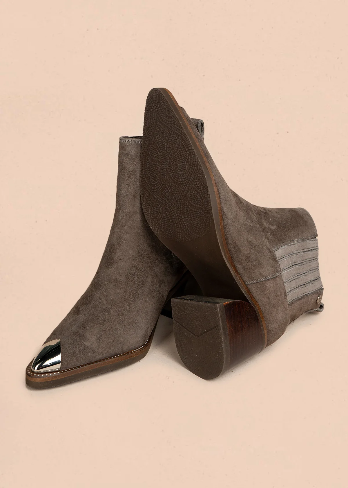 Botines de cuero gamuza color taupe con punta plateada y costura decorativa en la suela 105959 - Image 6
