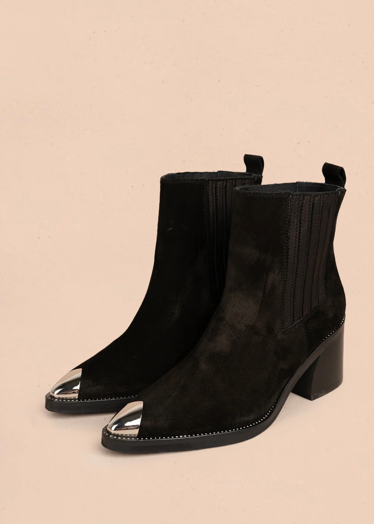 Botines de cuero gamuza color negro con punta plateada y costura decorativa en la suela 105959 - Image 3
