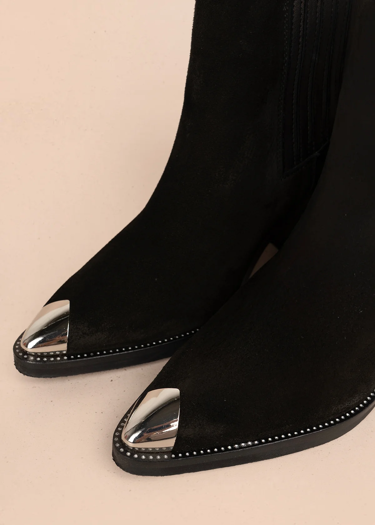 Botines de cuero gamuza color negro con punta plateada y costura decorativa en la suela 105959 - Image 4