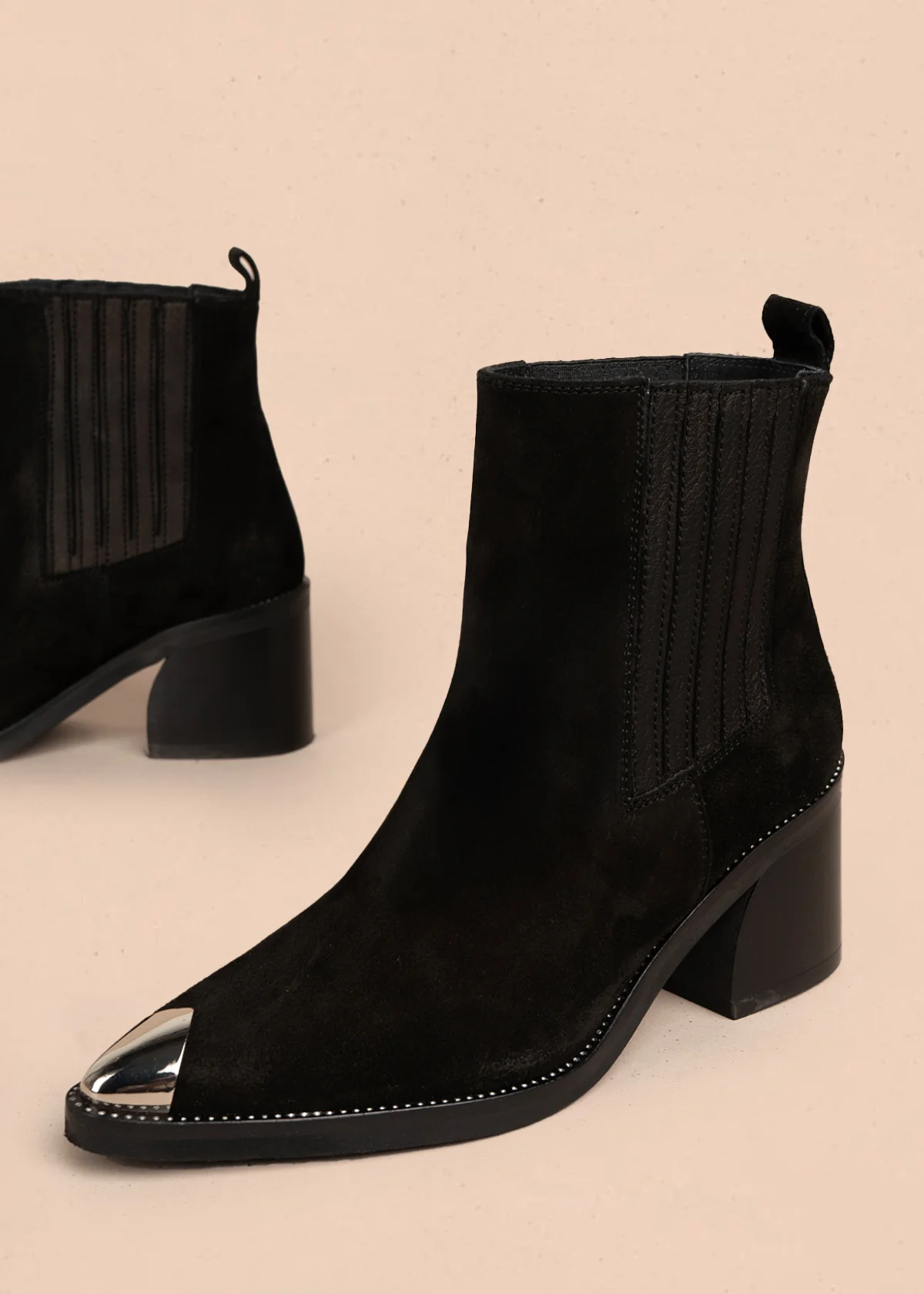 Botines de cuero gamuza color negro con punta plateada y costura decorativa en la suela 105959 - Image 6