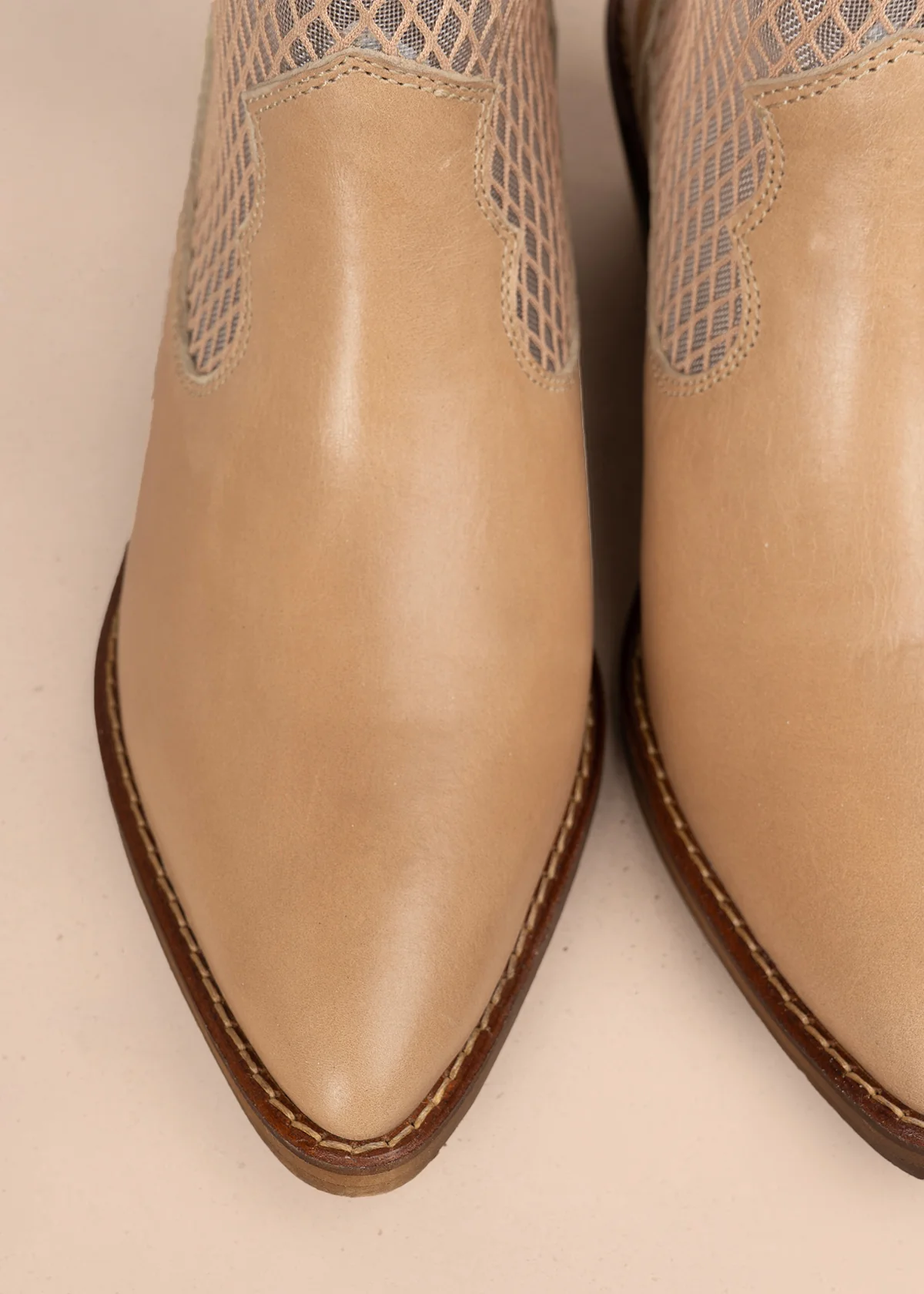 Botines texanos en cuero color beige con diseño en malla 106167 - Image 3