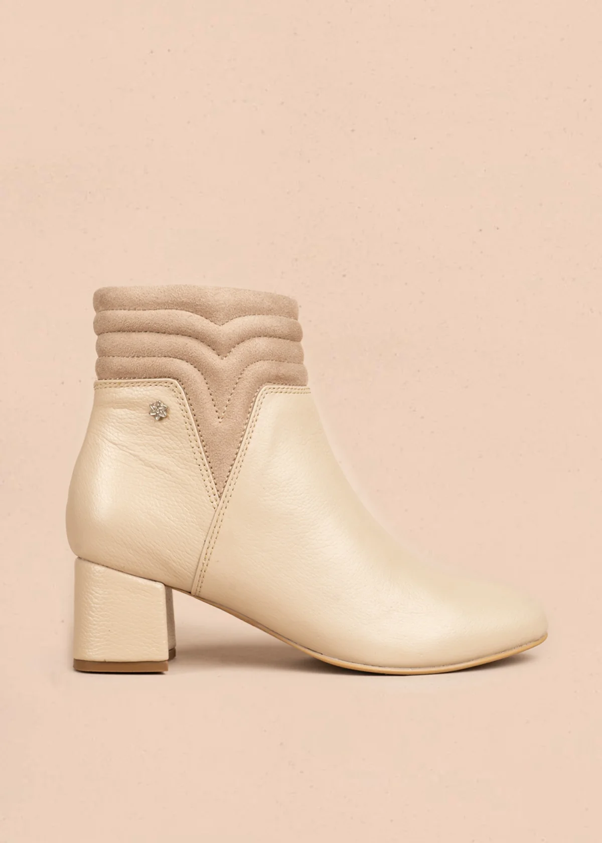 Botines en cuero color beige con detalle en gamuza 106664
