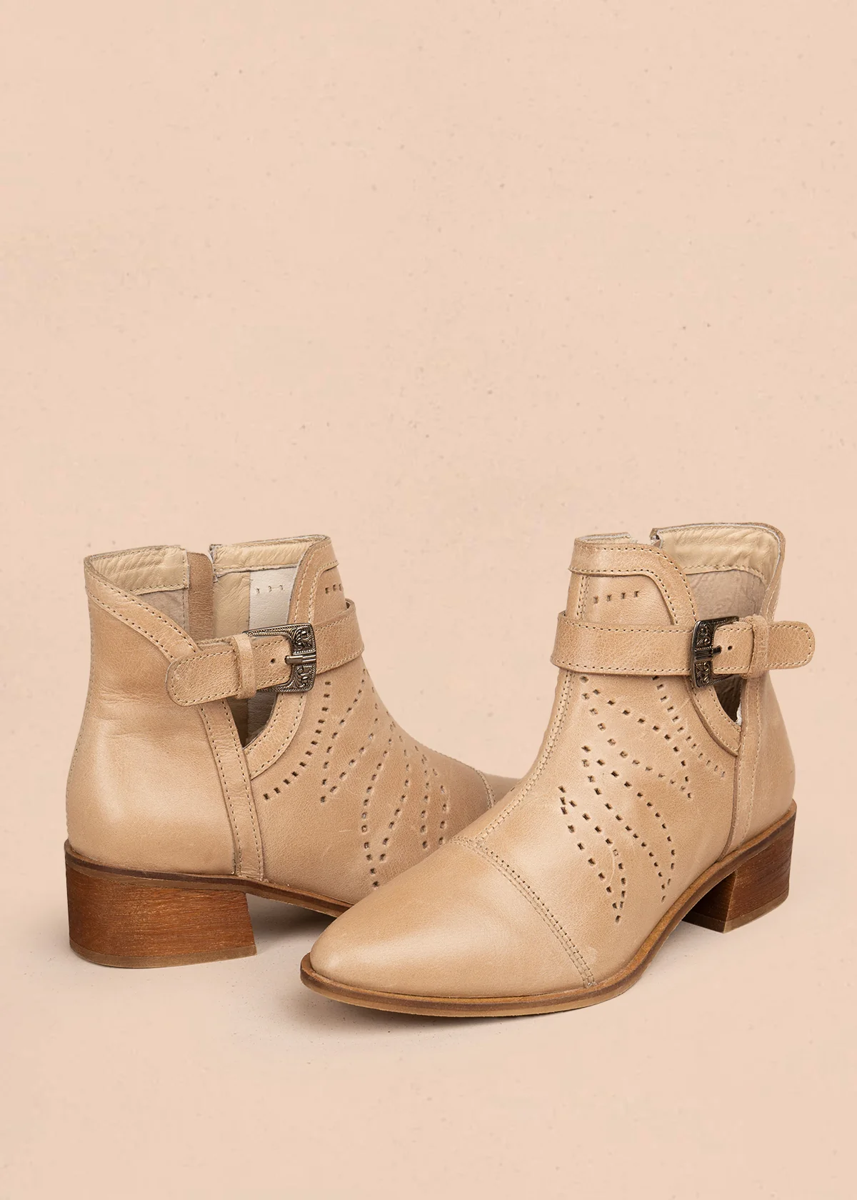 Botines en cuero color camel con detalles perforados y hebilla decorativa 106111 - Image 3