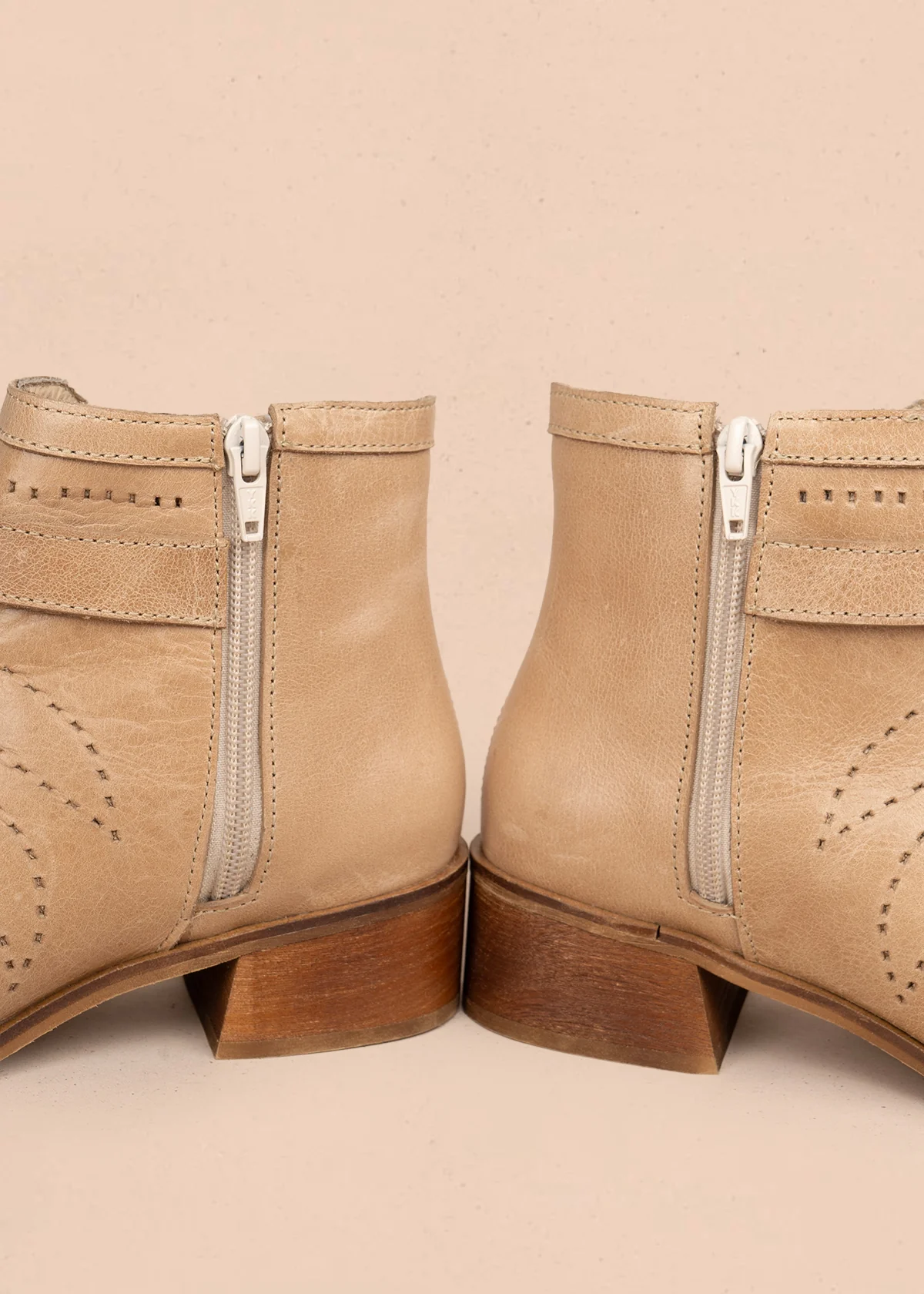 Botines en cuero color camel con detalles perforados y hebilla decorativa 106111 - Image 5