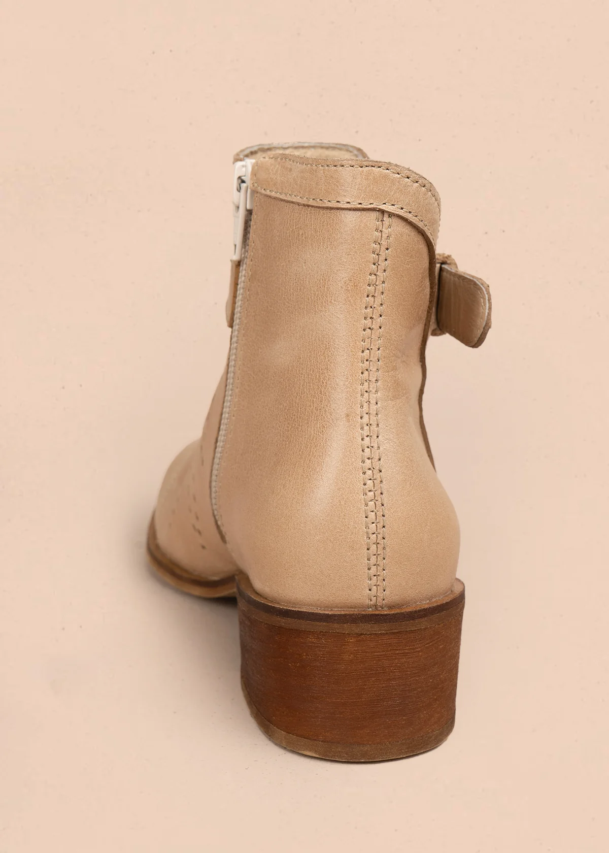 Botines en cuero color camel con detalles perforados y hebilla decorativa 106111 - Image 6